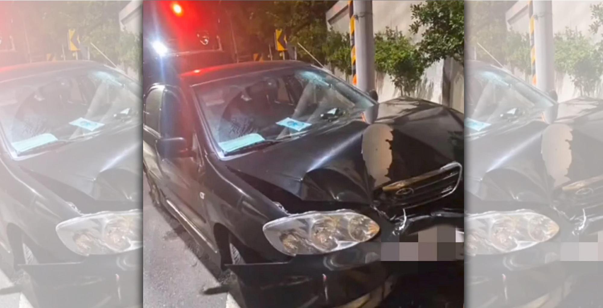 3部汽車在東嶽殿前甩尾,其中1部還自撞,警方將查辦。(翻攝畫面)