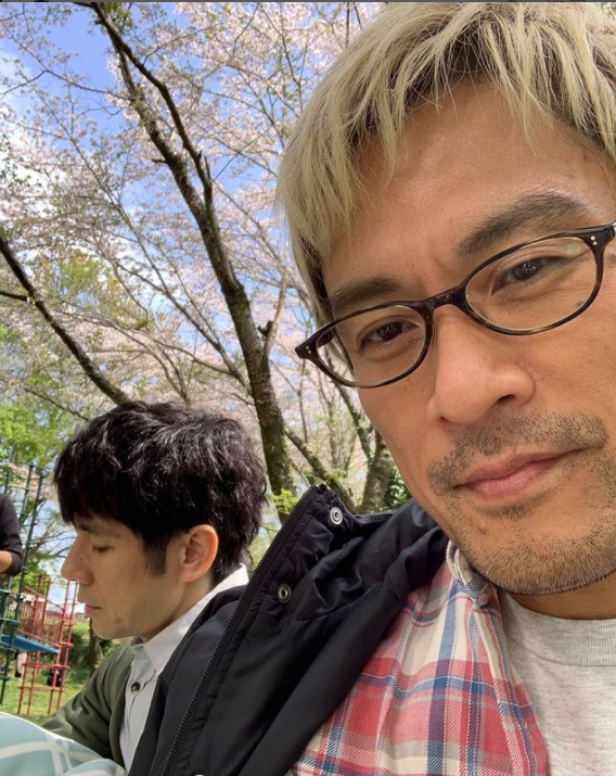 內野聖陽(右)拍攝期間偷偷與西島秀俊自拍,在宣傳電影期間上傳與觀眾分享。(翻攝自《電影版 昨日的美食》Instagram)