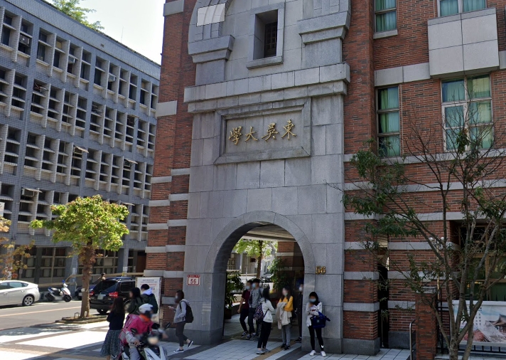 東吳大學城中校區驚傳有確診足跡，北市衛生局證實了。（翻攝自Google Maps）