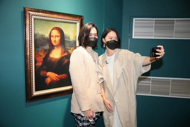 鍾瑶與田士廣今（19）一起出席「會動的文藝復興 沉浸式光影藝術展」，邊參觀邊自拍。（三立提供）