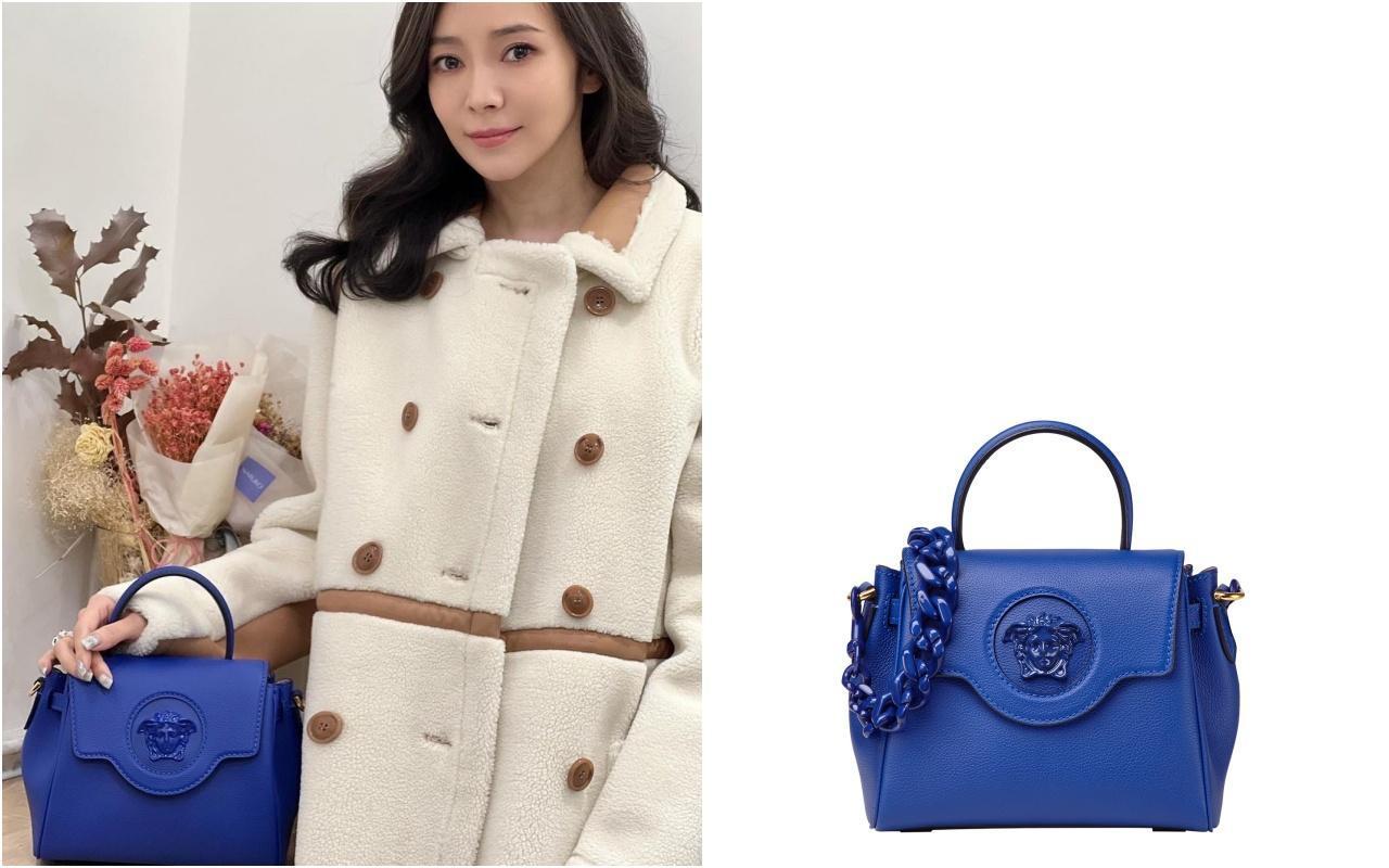 侯佩岑攜帶的是Versace La Medusa藍色手提包(小)。NT$57,000(翻攝自侯佩岑IG、VERSACE提供)