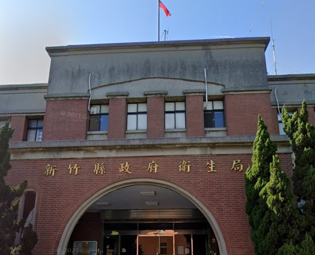 新竹縣衛生局表示，已接獲民眾申訴醫療糾紛，將協助邀集專家，與診所召開協調會。（翻攝自Google map）