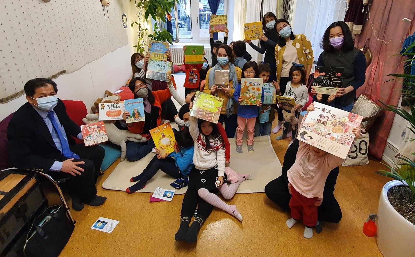 在瑞士長大的小朋友們，捧著中文繪本。（凱西提供）