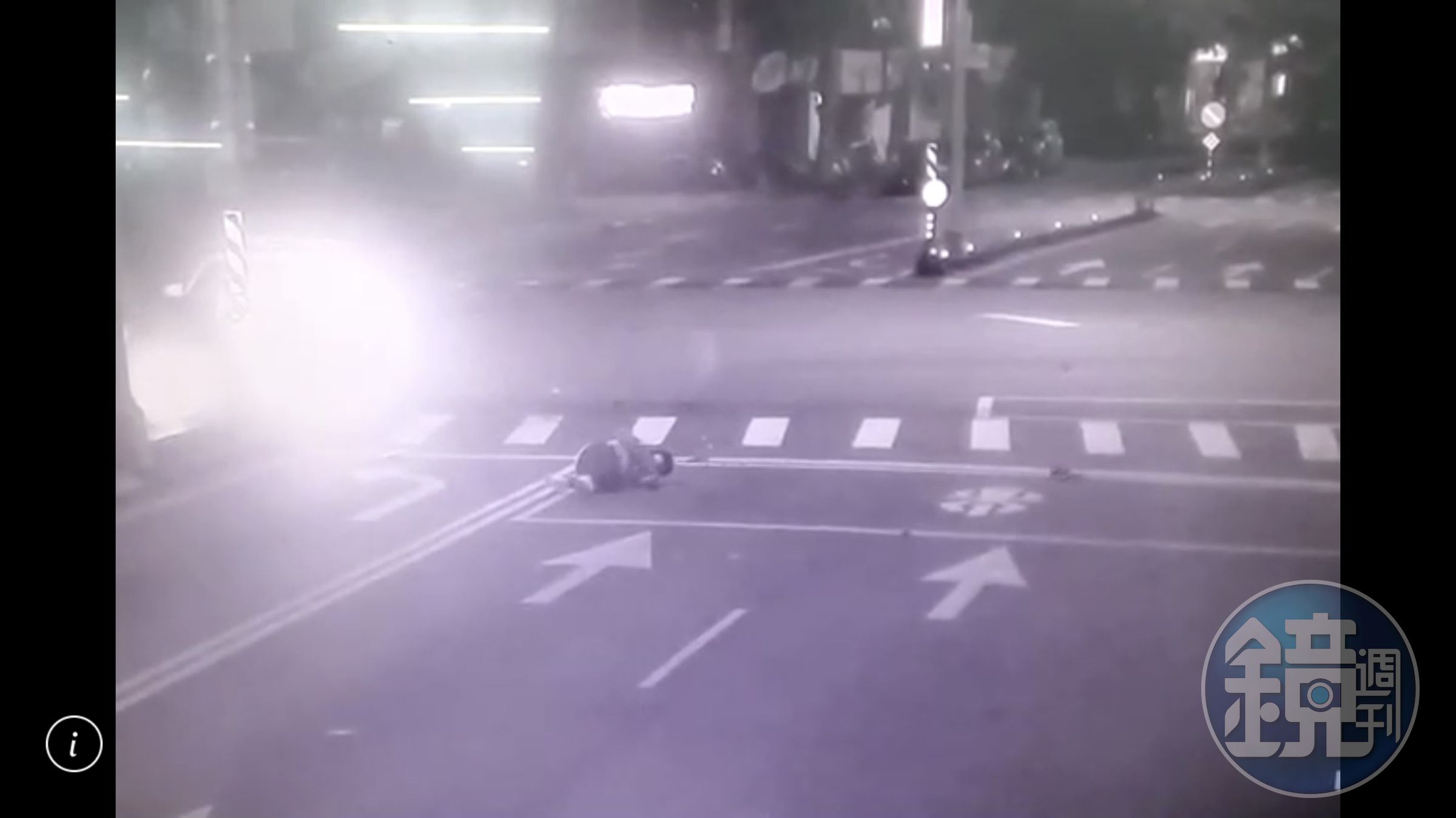 直行的機車騎士遭撞飛，在地上滾了好幾圈。（警方提供）