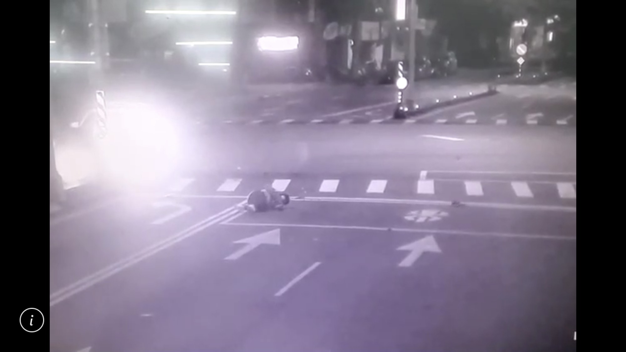 直行的機車騎士遭撞飛，在地上滾了好幾圈。（警方提供）