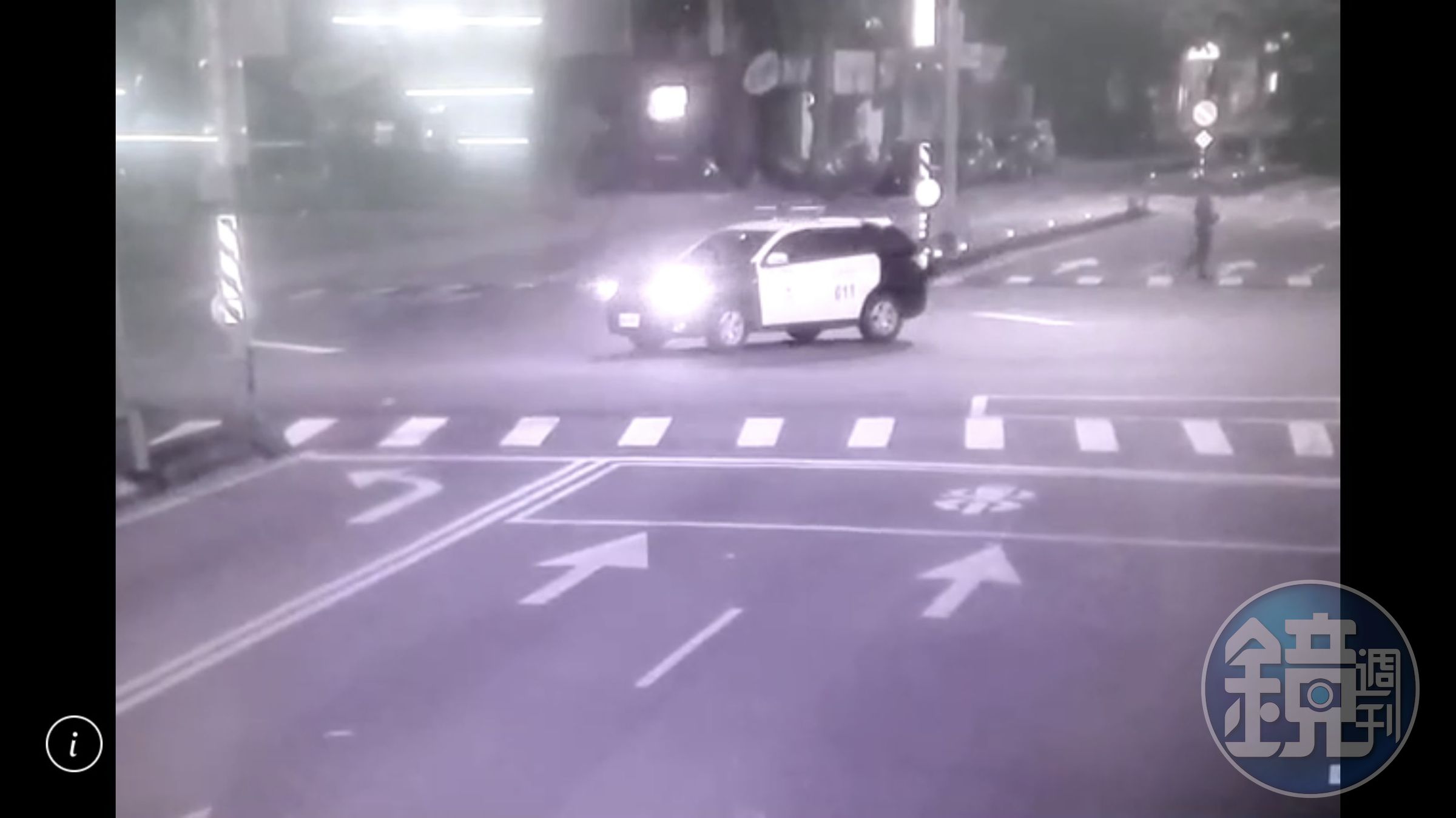 警車疑似未等左轉燈亮起即左轉。（警方提供）