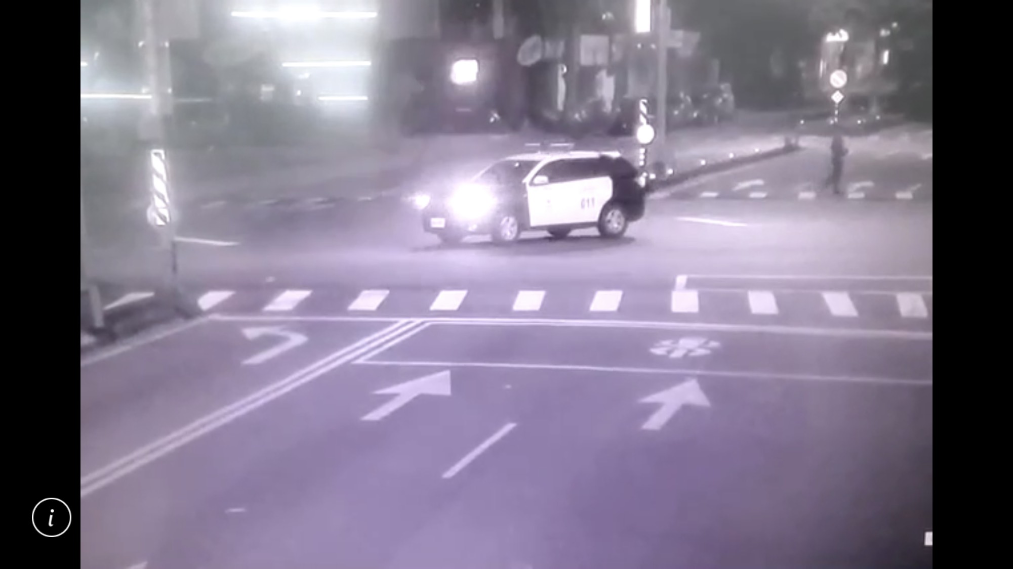 警車疑似未等左轉燈亮起即左轉。（警方提供）