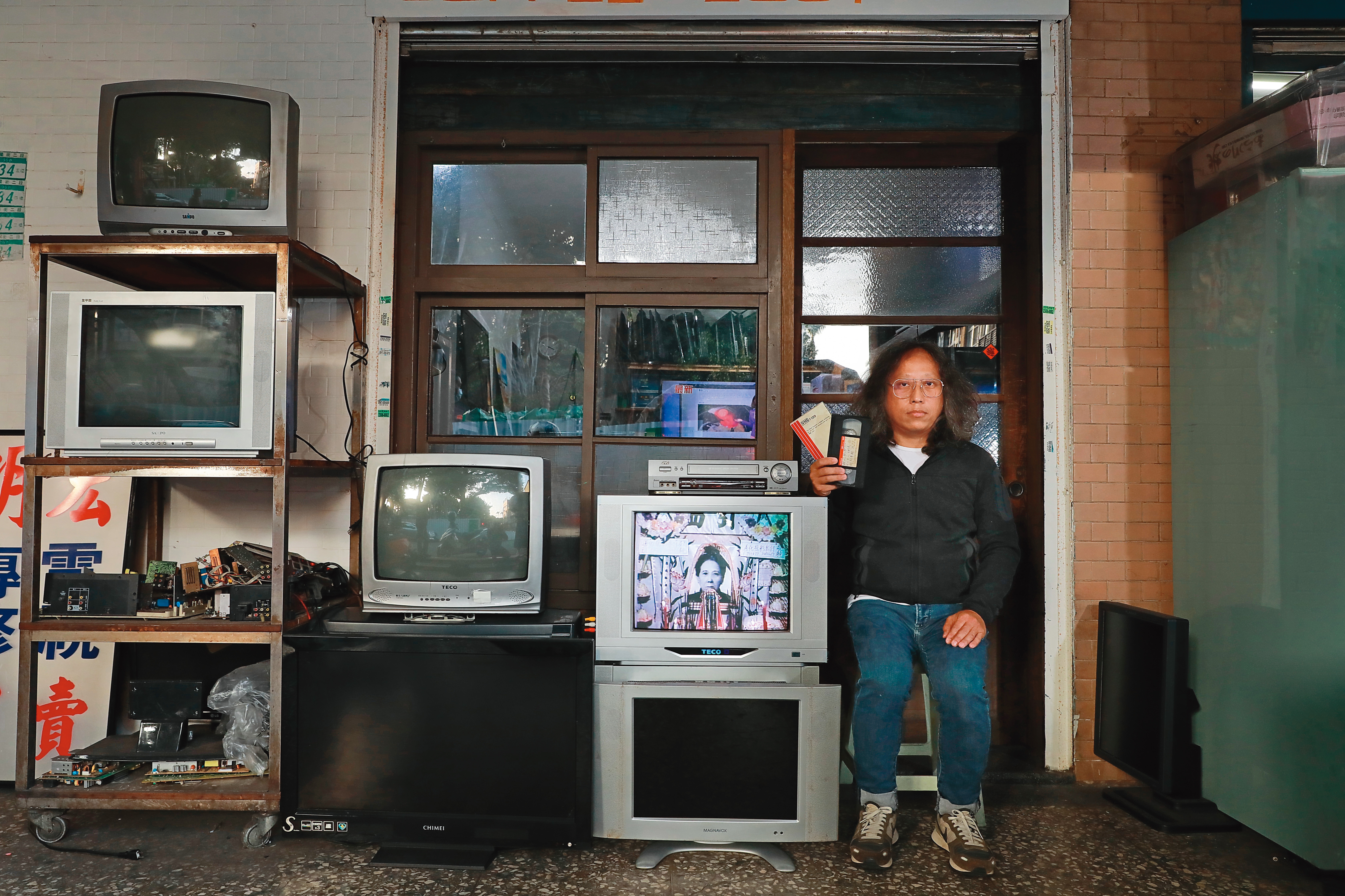 賴志成（圖）留有阿嬤的喪禮錄影帶，每逢除夕夜就會看。