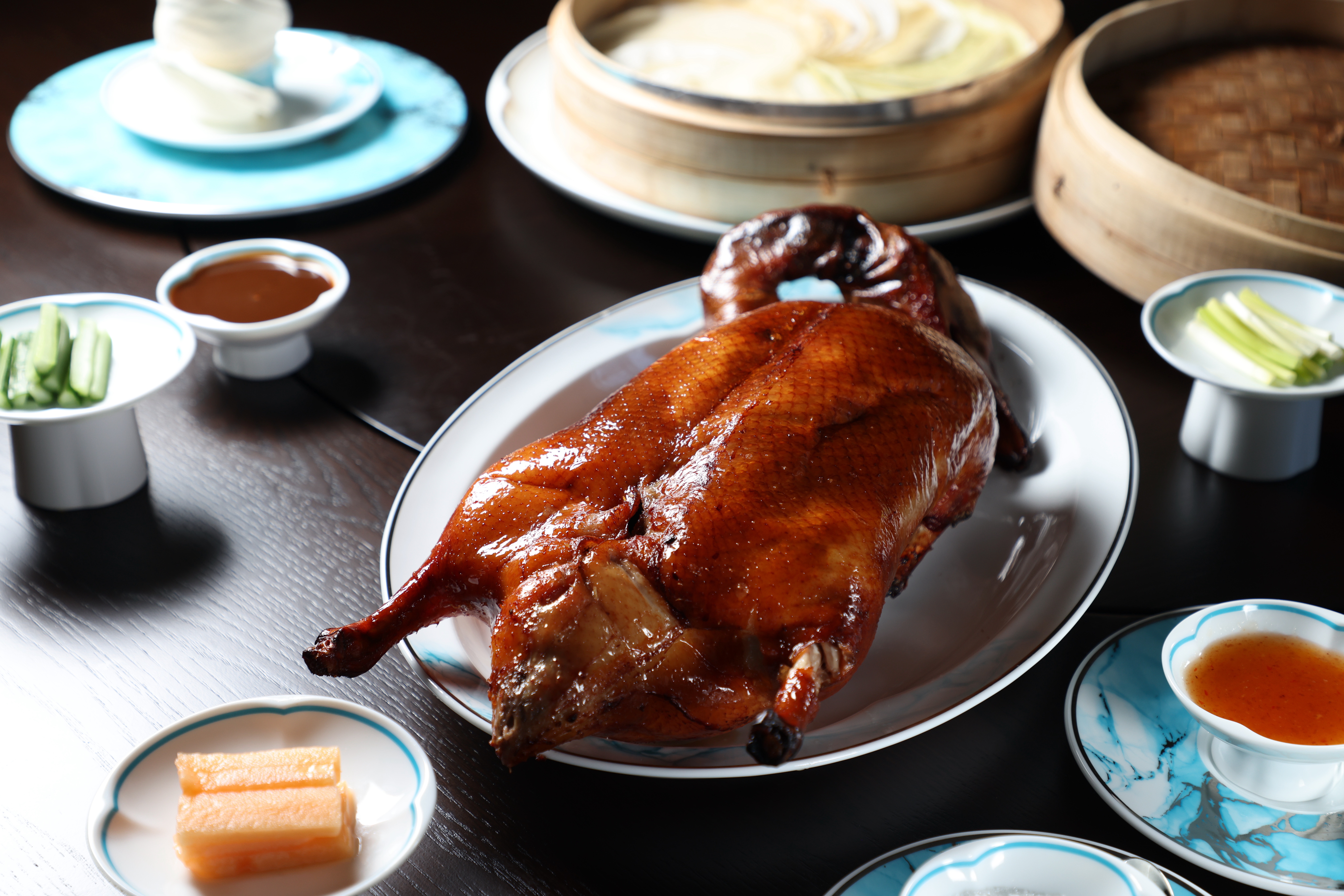 精選3.5公斤的屏東溫體櫻桃鴨，點單前1小時現烤出爐的「湛露片皮鴨 」，皮膨誘人。（2,380元／二吃、2,580元／三吃）