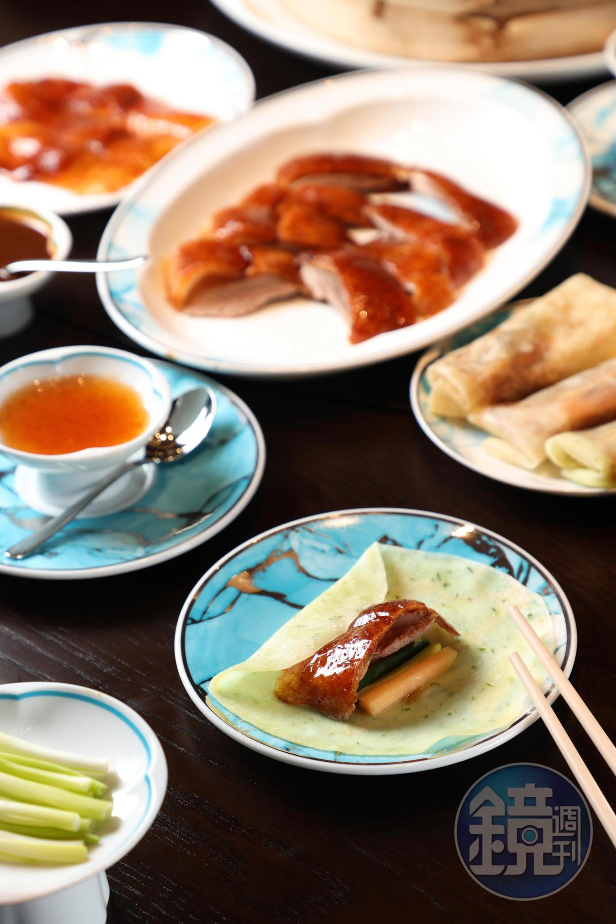 片鴨包入青蔥麵餅皮裡，一口咬下汁香、脂香齊發。