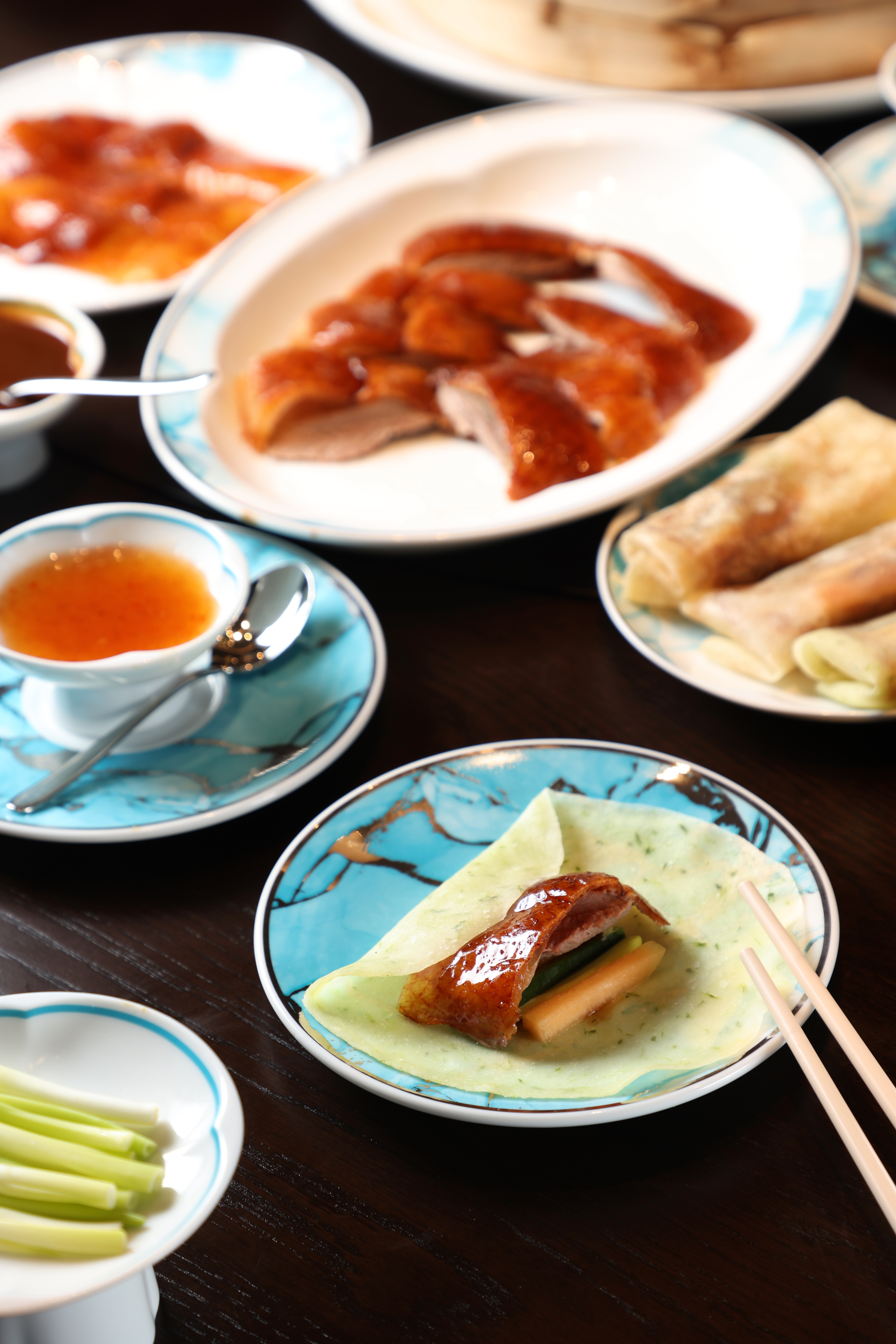 片鴨包入青蔥麵餅皮裡，一口咬下汁香、脂香齊發。