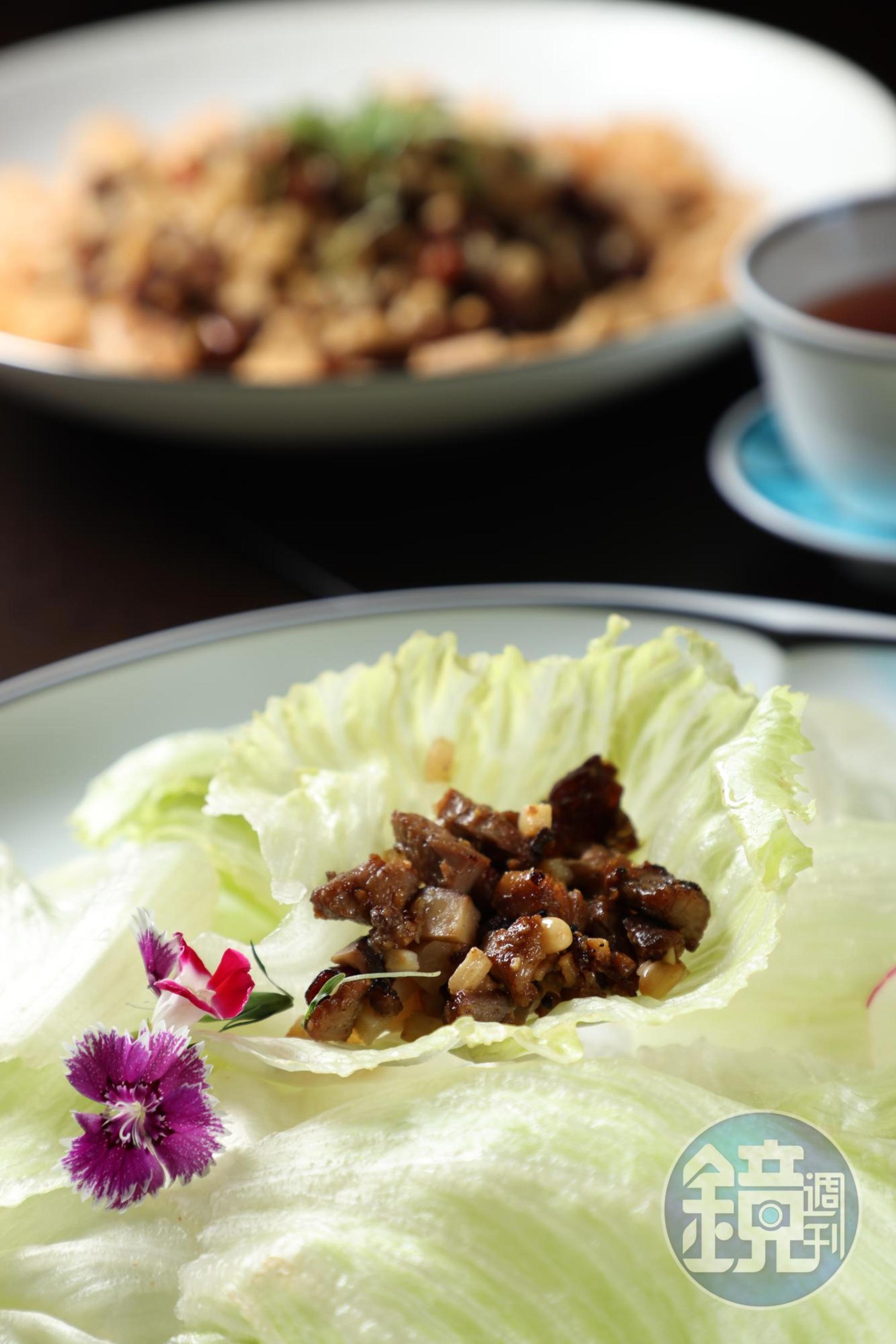 用烤鴨肉汁快炒的「松仁惹味炒鴨鬆」，香氣更上一層。（片皮鴨第二吃）
