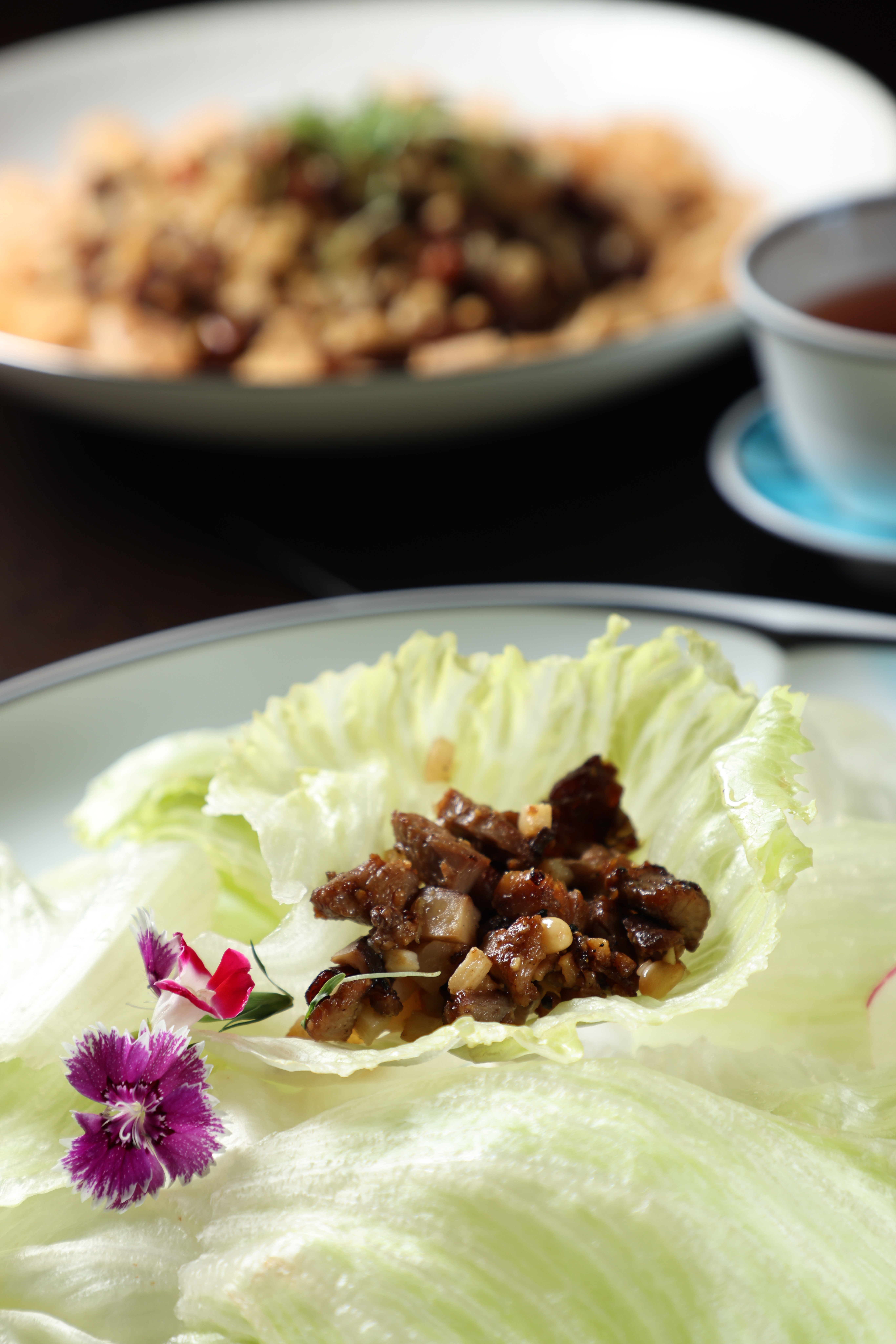 用烤鴨肉汁快炒的「松仁惹味炒鴨鬆」，香氣更上一層。（片皮鴨第二吃）