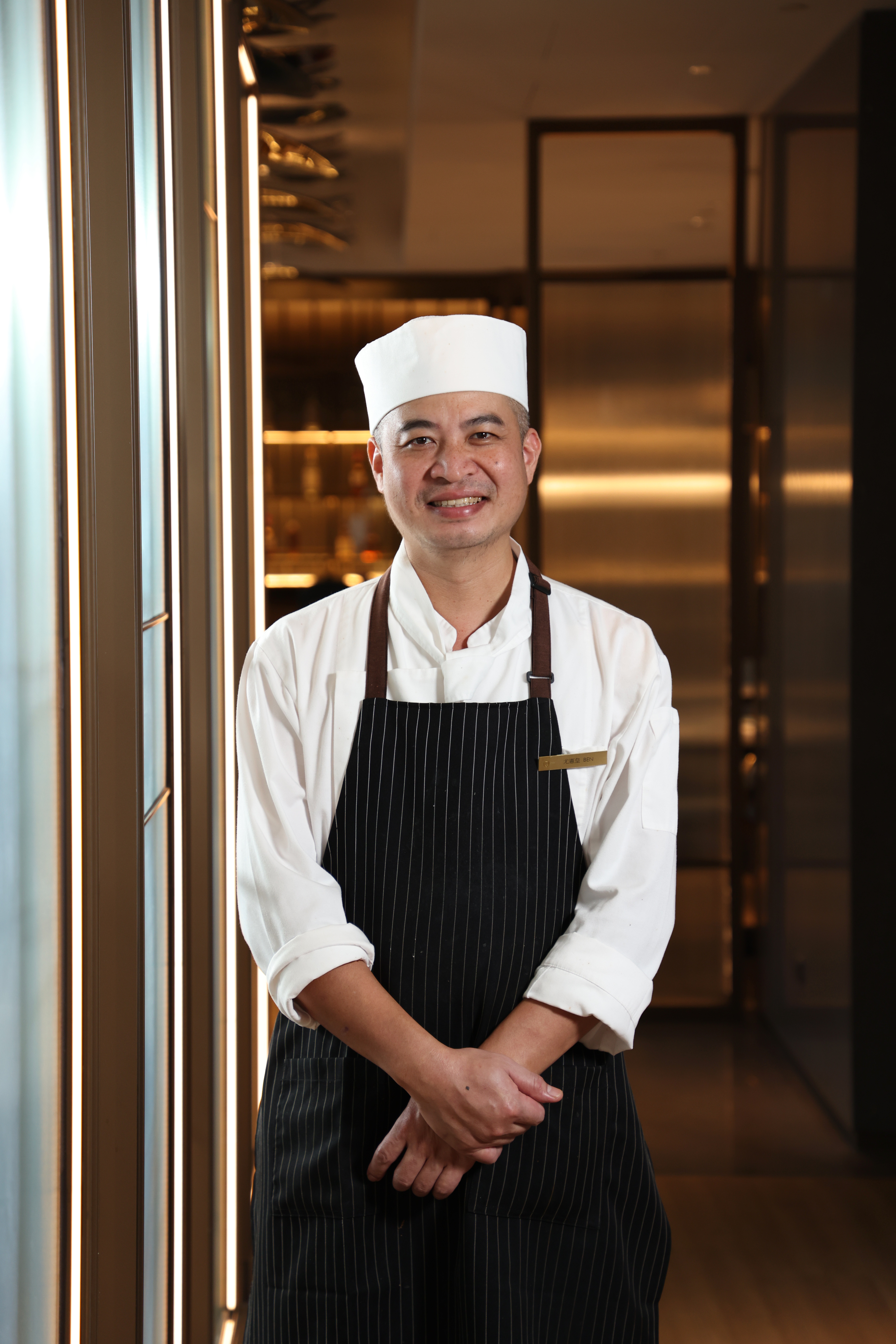 身為高雄人的烤鴨主廚尤憲皇，回到家鄉主責「湛露」的烤鴨及臘味。