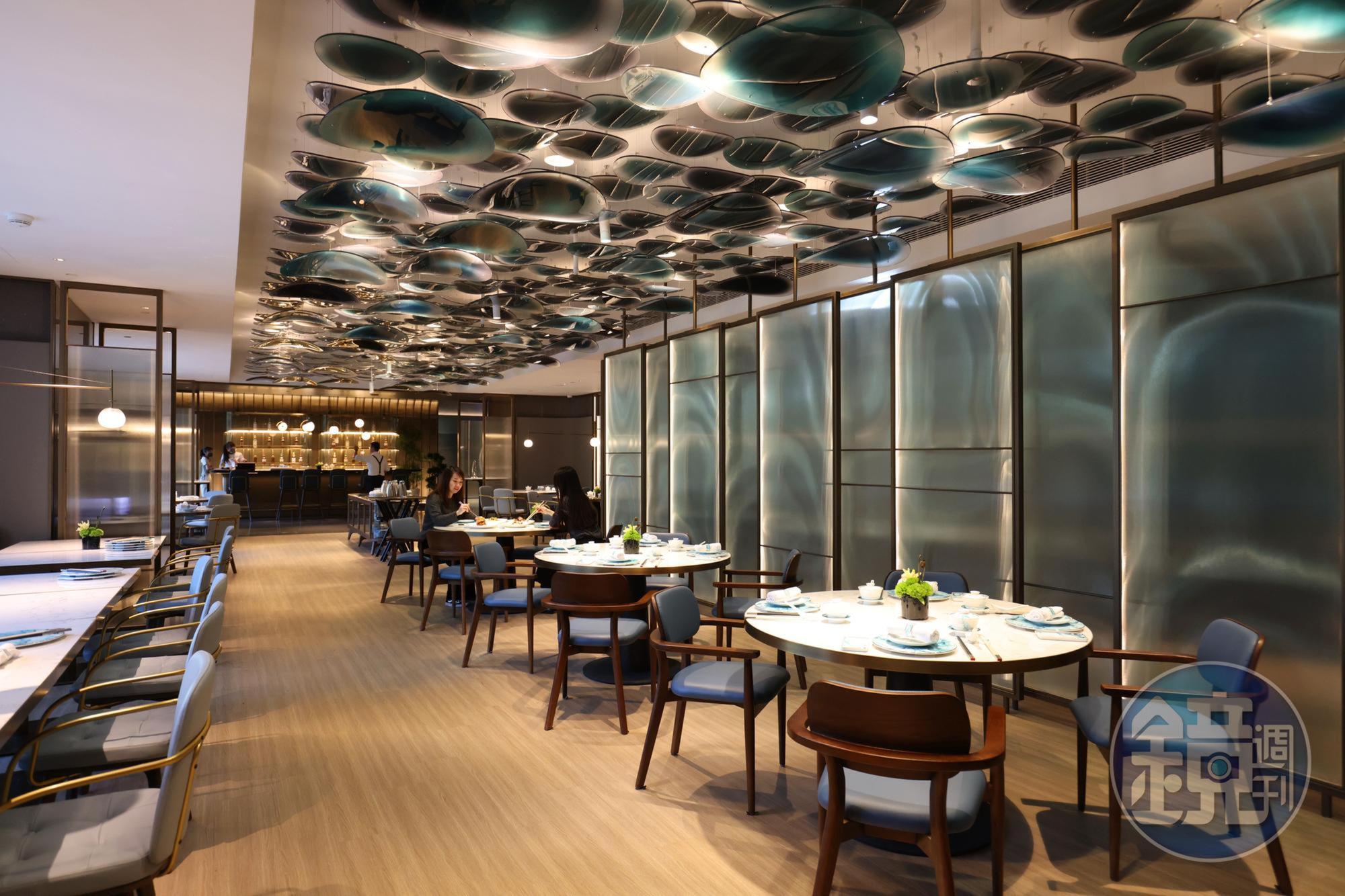 餐廳內裝飾藍色圓潤造景，呼應飯店的海洋意象主軸。