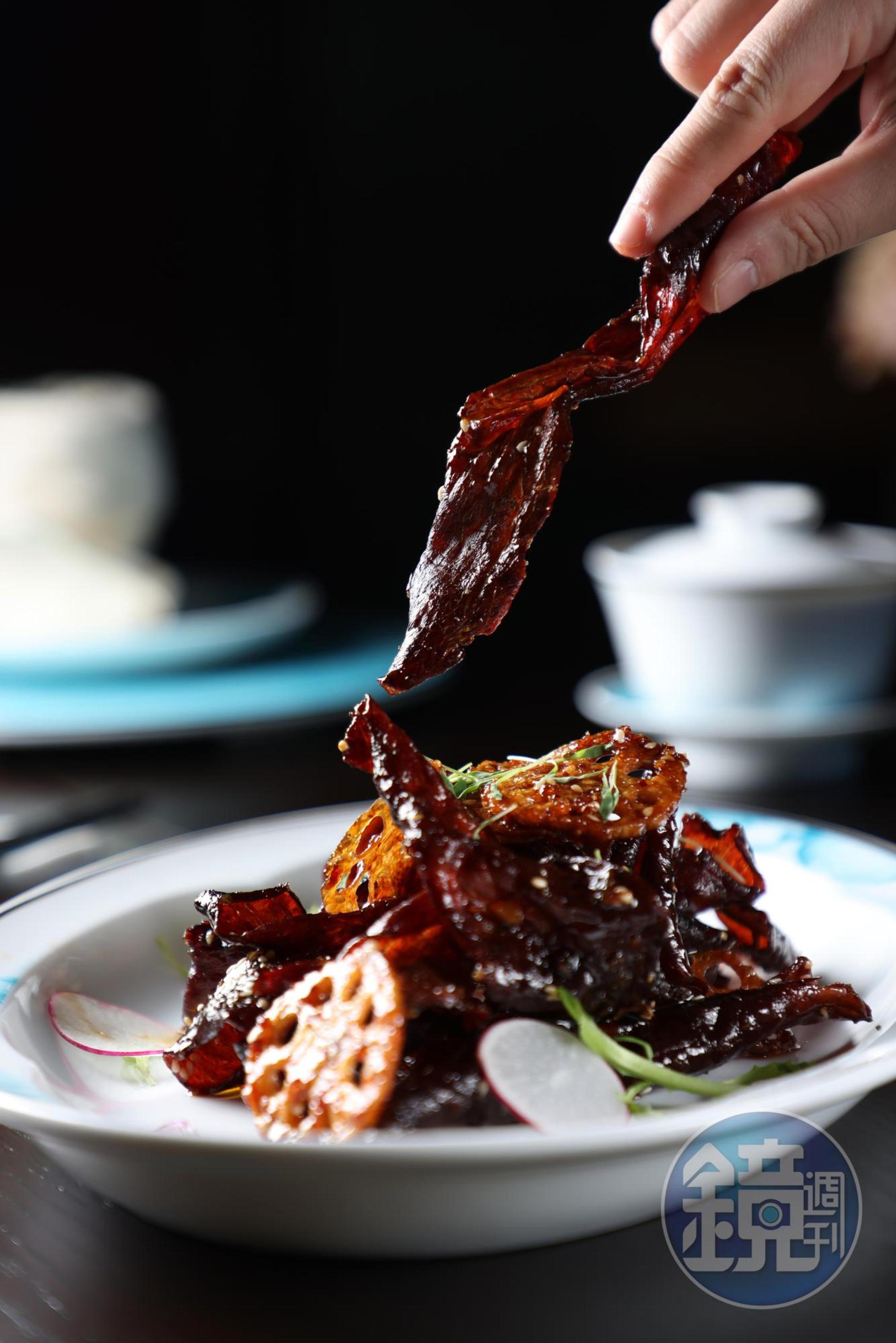 「脆藕燈影牛肉」抹上花椒油、烘乾一晚的薄切牛腿肉，以冷油炸得酥香，再裹上辣椒油、蒜、糖和醬油特調醬汁。（480元／份）