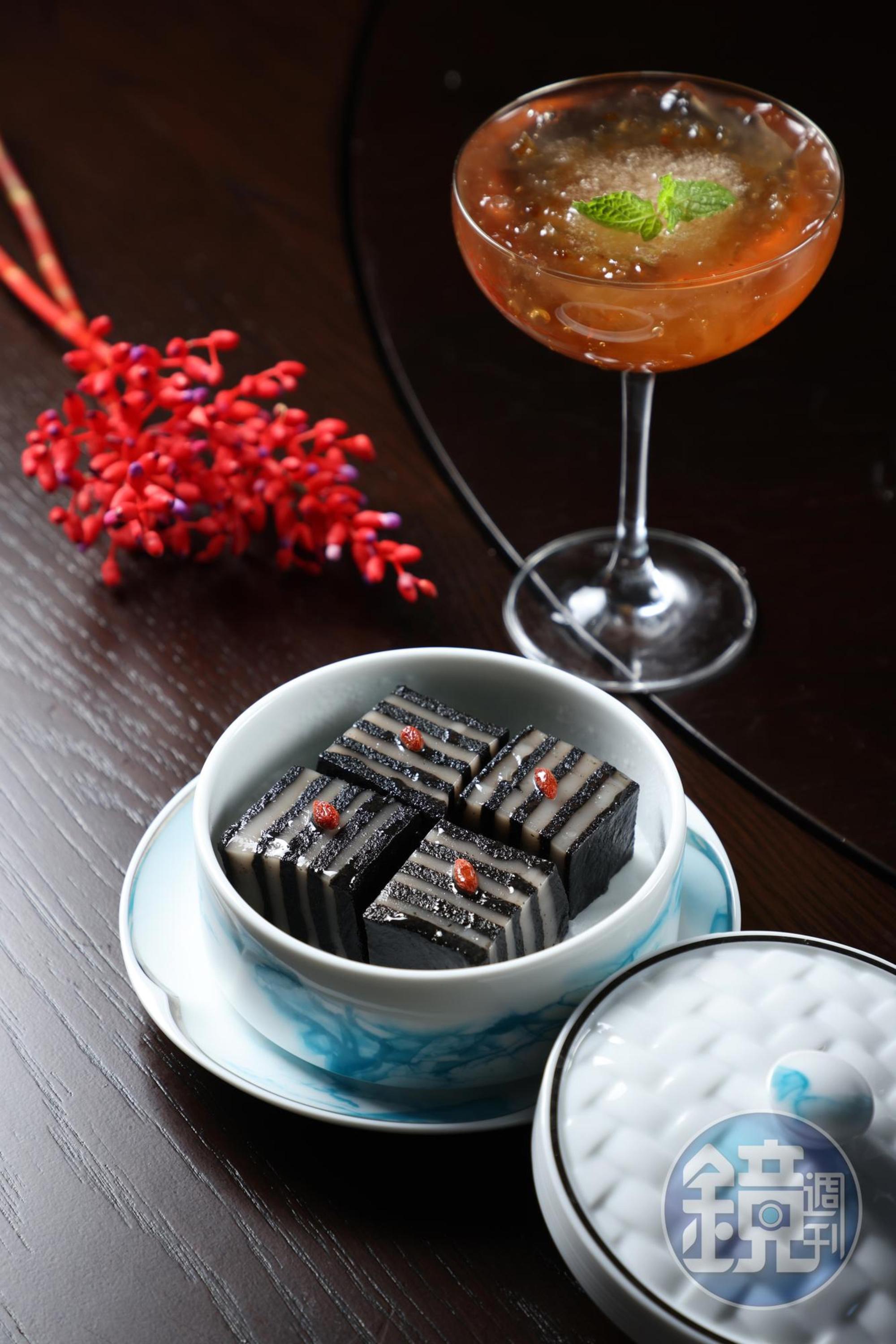 甜品「椰奶芝麻九層糕」（前）「冰鎮青檸桃膠香茅凍」（後）充滿南洋風味。（皆為180元／份）