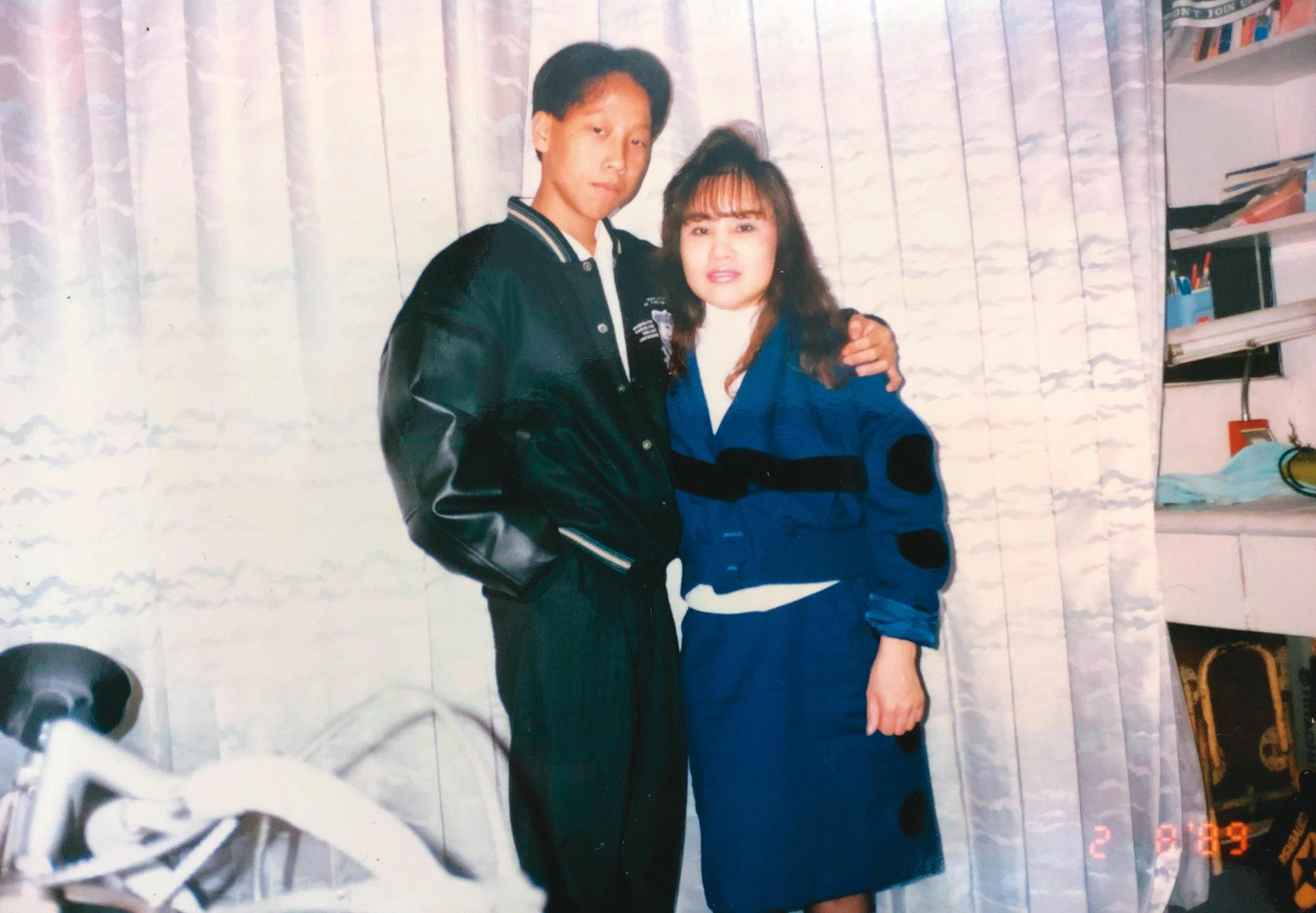 賴志成(左)16歲時與母親在過年期間穿著新衣合影。(賴志成提供)