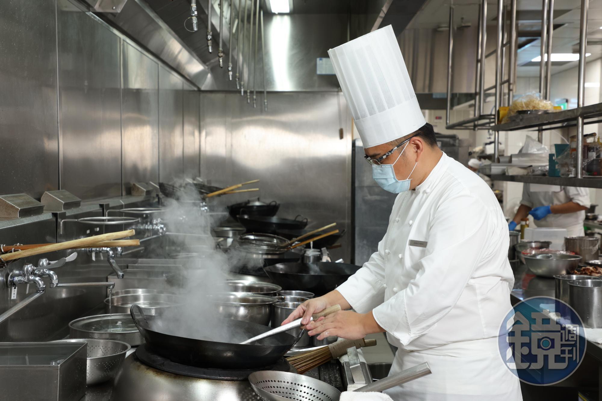 蔣文正師傅經過飯店中餐廳、宴會廳歷練，控菜火侯功力成熟。