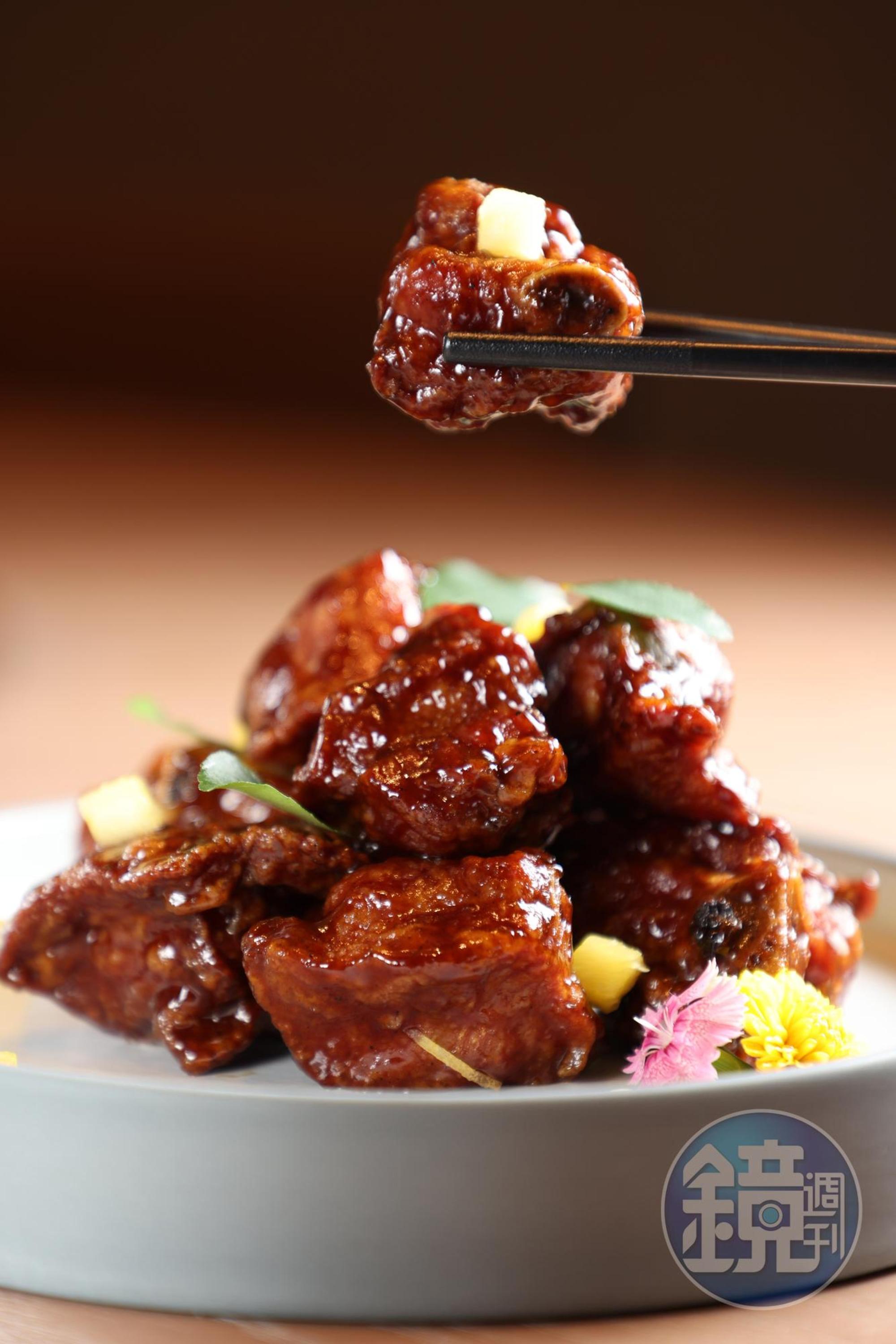 「鮮果鎮江香醋骨」用鎮江醋炒排骨，再下甘草粉、五香粉，增添香氣層次。（460元／份）