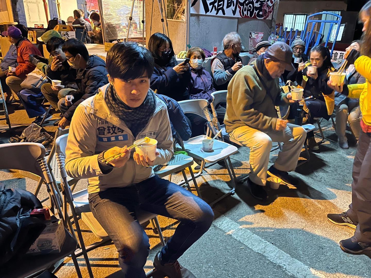 苗栗縣議員曾玟學親自前往現場支持自救會村民。（翻攝自自「曾玟學 苗栗縣議員」臉書）