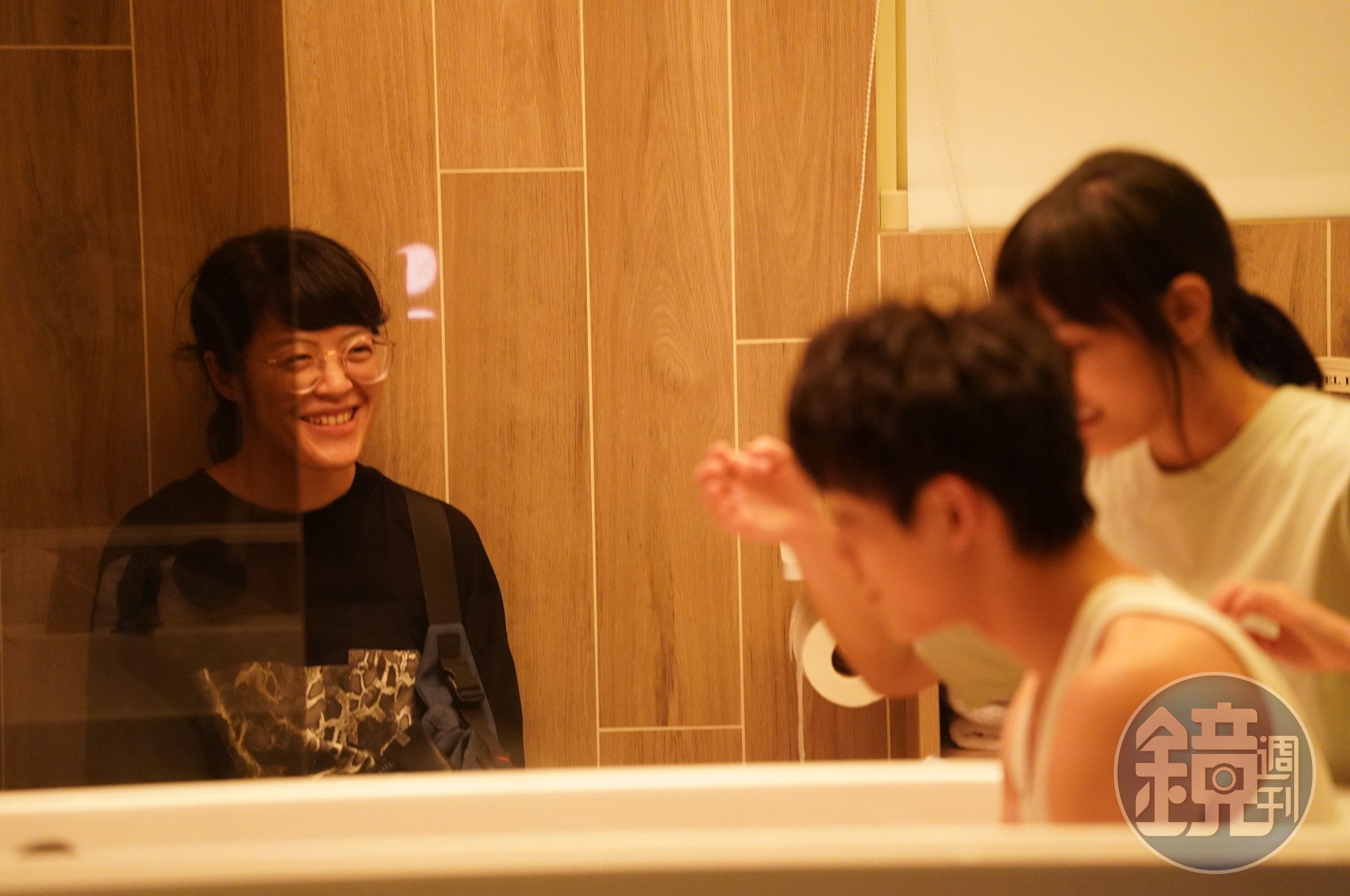謝沛如（左）露出招牌微笑，給演員溫柔親近的感覺。（好好看文創提供）