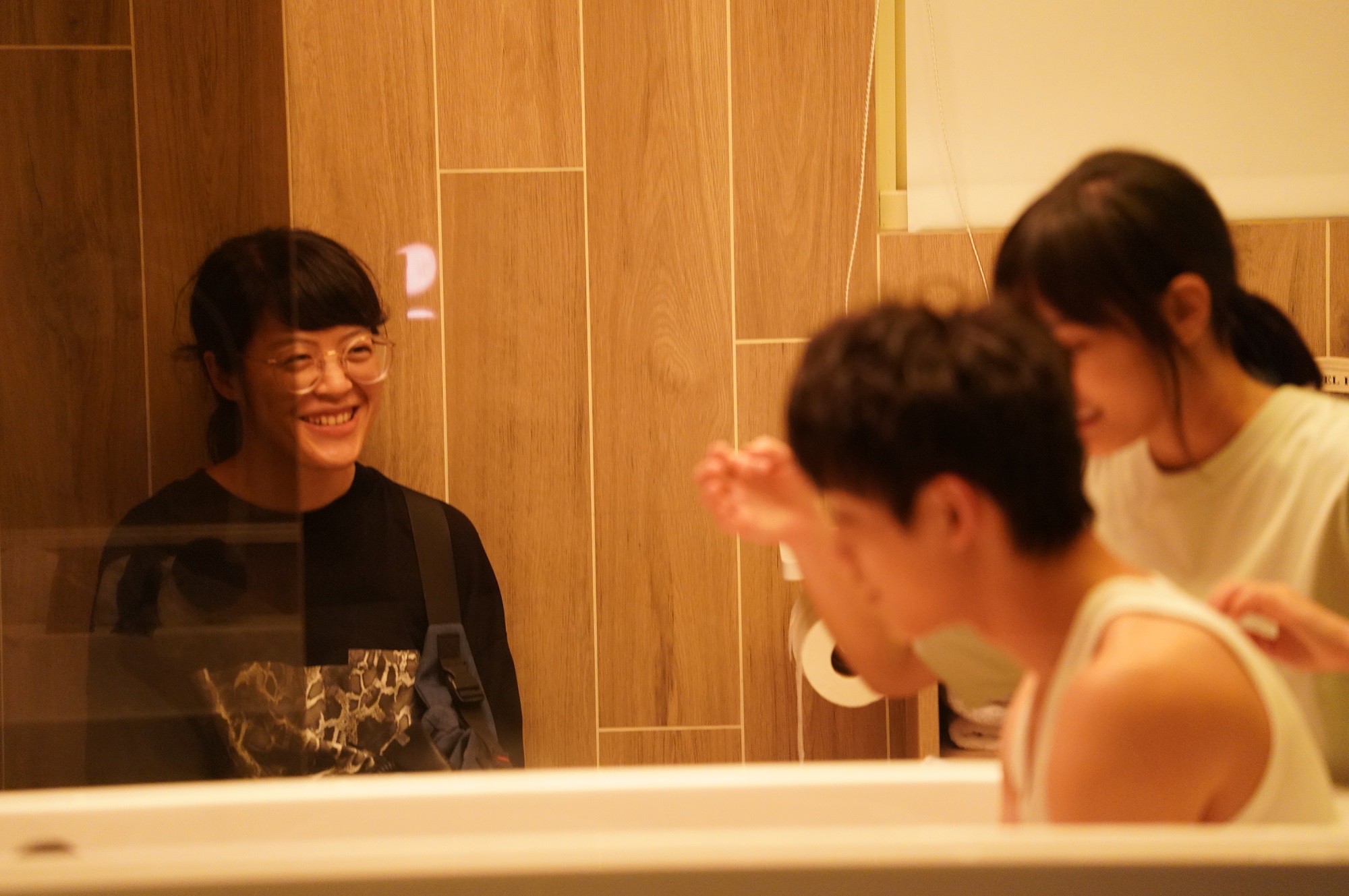 謝沛如（左）露出招牌微笑，給演員溫柔親近的感覺。（好好看文創提供）