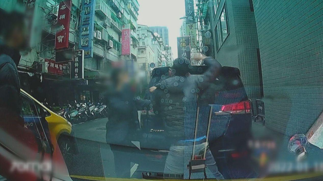 防疫計程車司機遭4名男子圍毆。（翻攝畫面）