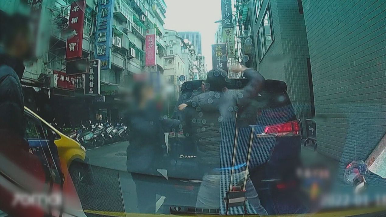 防疫計程車司機遭4名男子圍毆。（翻攝畫面）