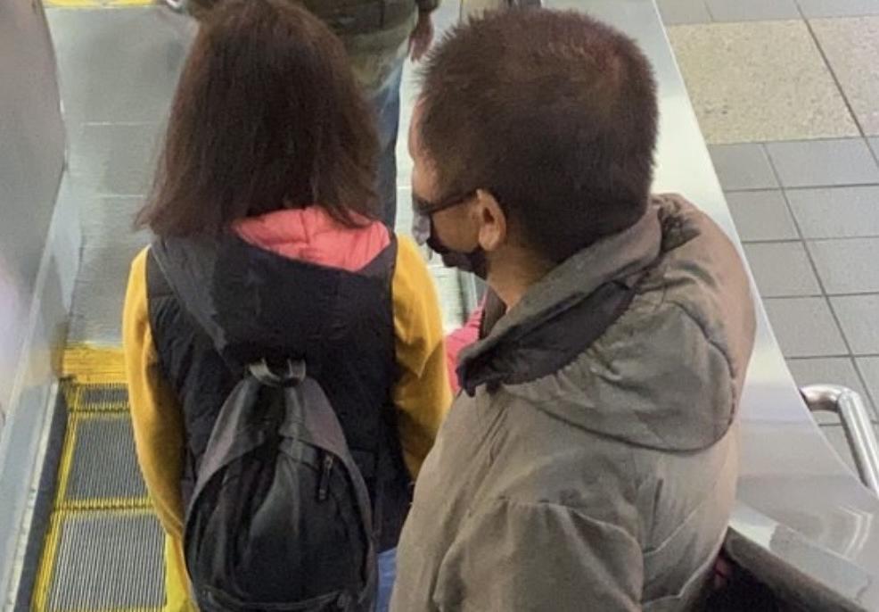 北車摸腿狼愛站女生旁伺機而摸。(警方提供)