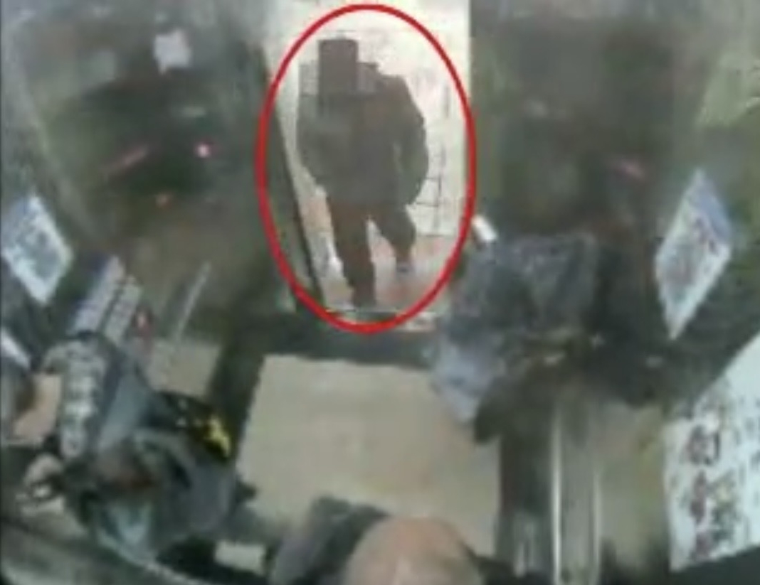 吳男趁捷運站電梯多人，偷摸女子臀部。（警方提供）