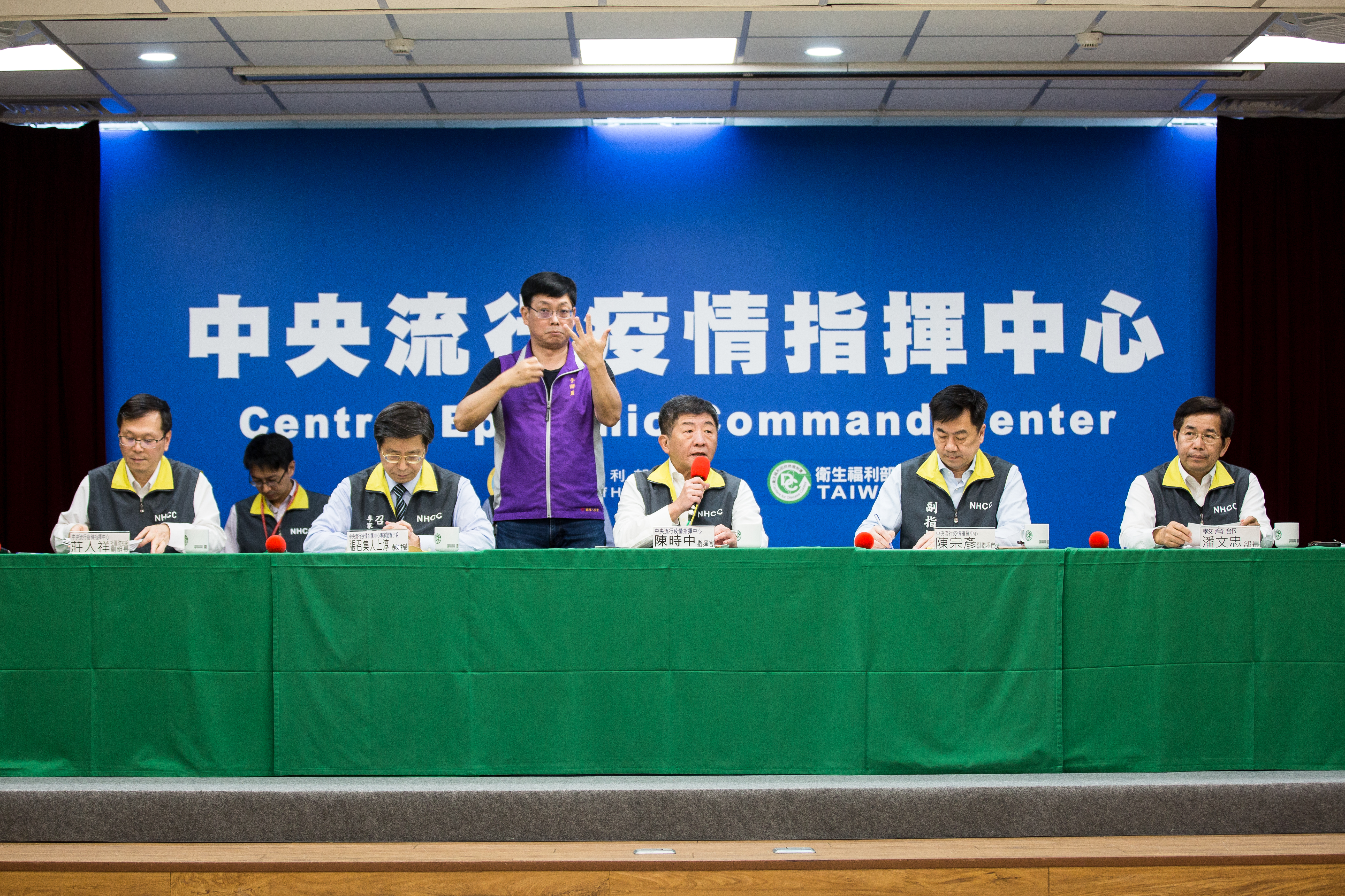 中央疫情指揮中心自2020年1月20日成立，主要成員包括衛福部長陳時中等人。圖為2020/3/19記者會。本刊資料照