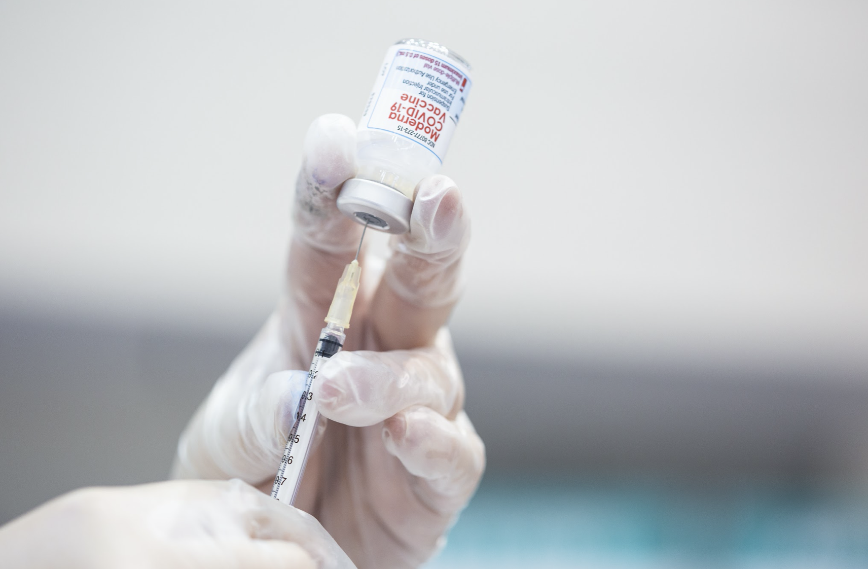 第20輪疫苗預莫德納被搶光，指揮中心推動進入八大行業須持疫苗接種證明。（本刊資料照）