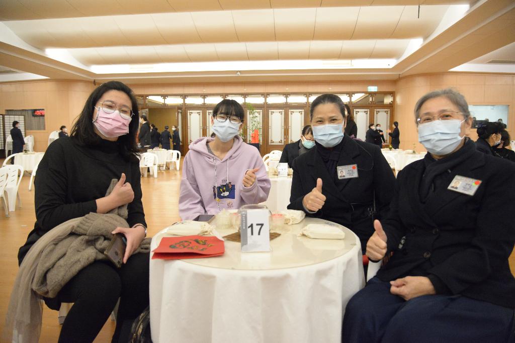 慈濟志工照顧平溪國中孩子。(慈濟提供)