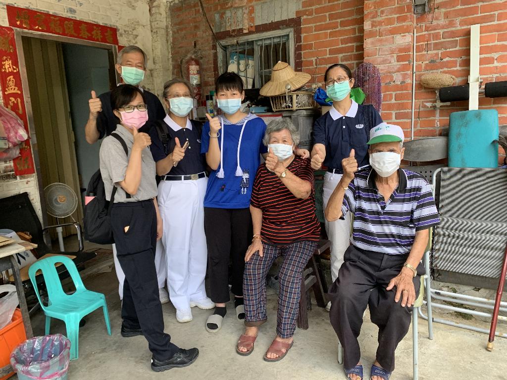 慈濟志工關懷屏肖國中的還子與家屬。(慈濟提供)