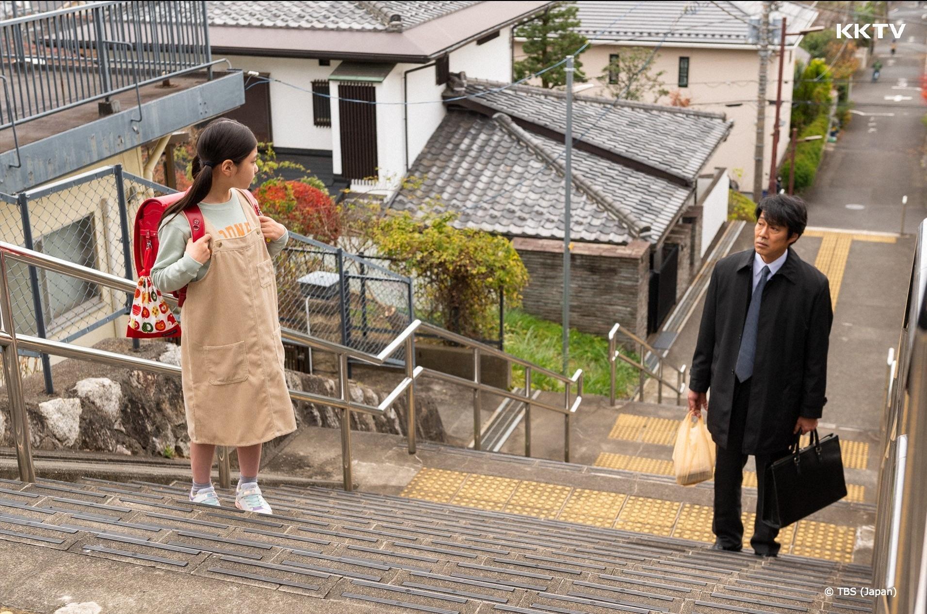 堤真一（右）主演的新劇《妻子變成小學生。》描繪他喪妻後遇上妻子投胎轉世變成小學生出現，他與女兒的人生也出現了轉變。（KKTV提供）