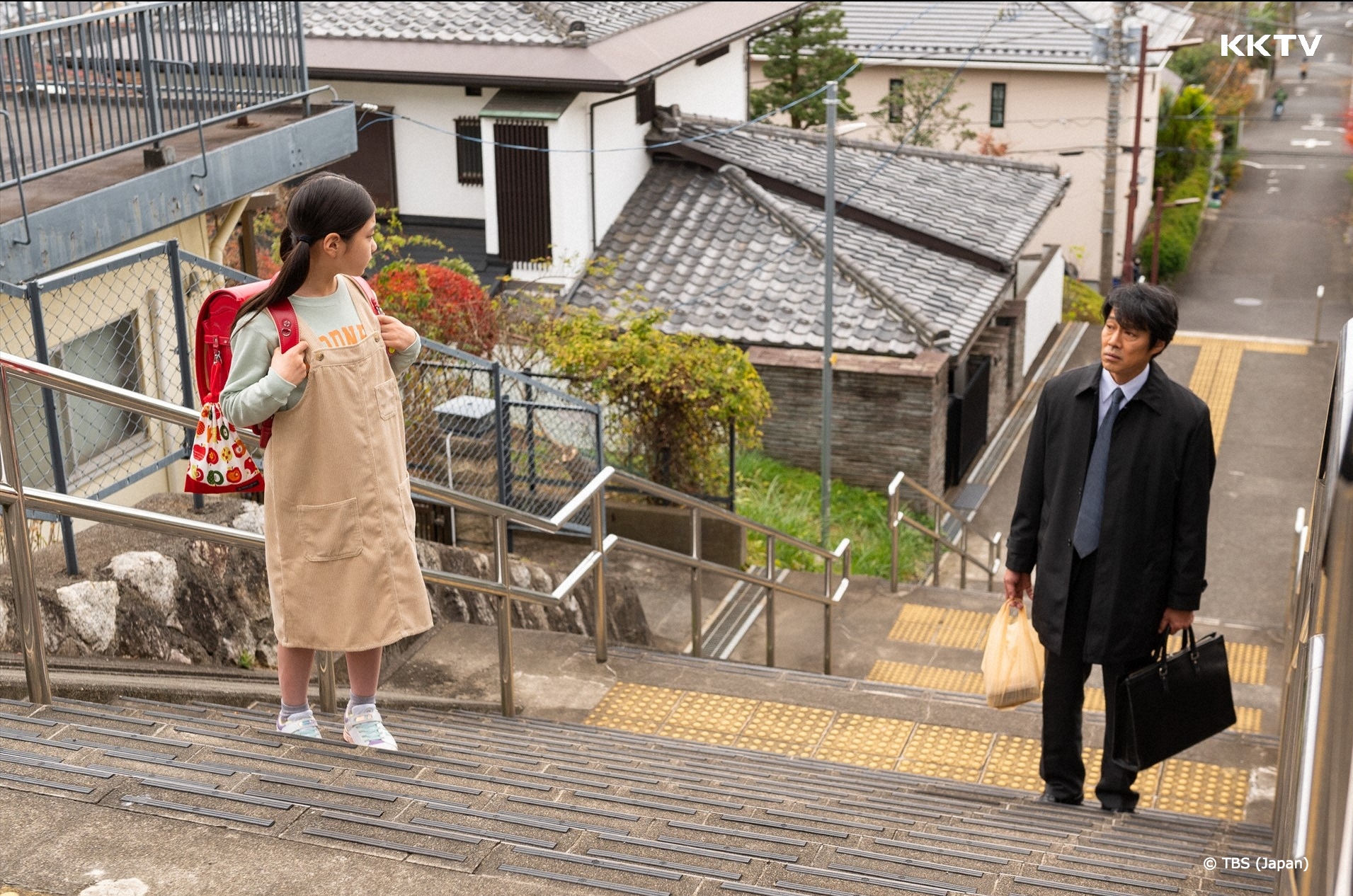 堤真一(右)主演的新劇《妻子變成小學生。》描繪他喪妻後遇上妻子投胎轉世變成小學生出現,他與女兒的人生也出現了轉變。(KKTV提供)