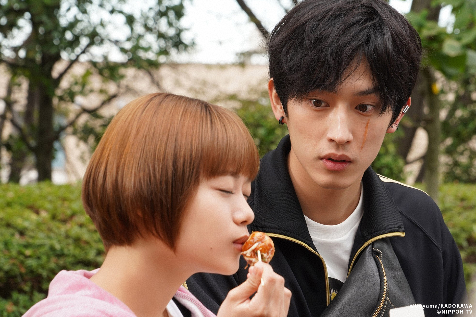 杉野遙亮(右)在日劇《不良少年與白手杖女孩》飾演愛上弱視少女的不良少年,圈粉無數。(friDay影音提供)