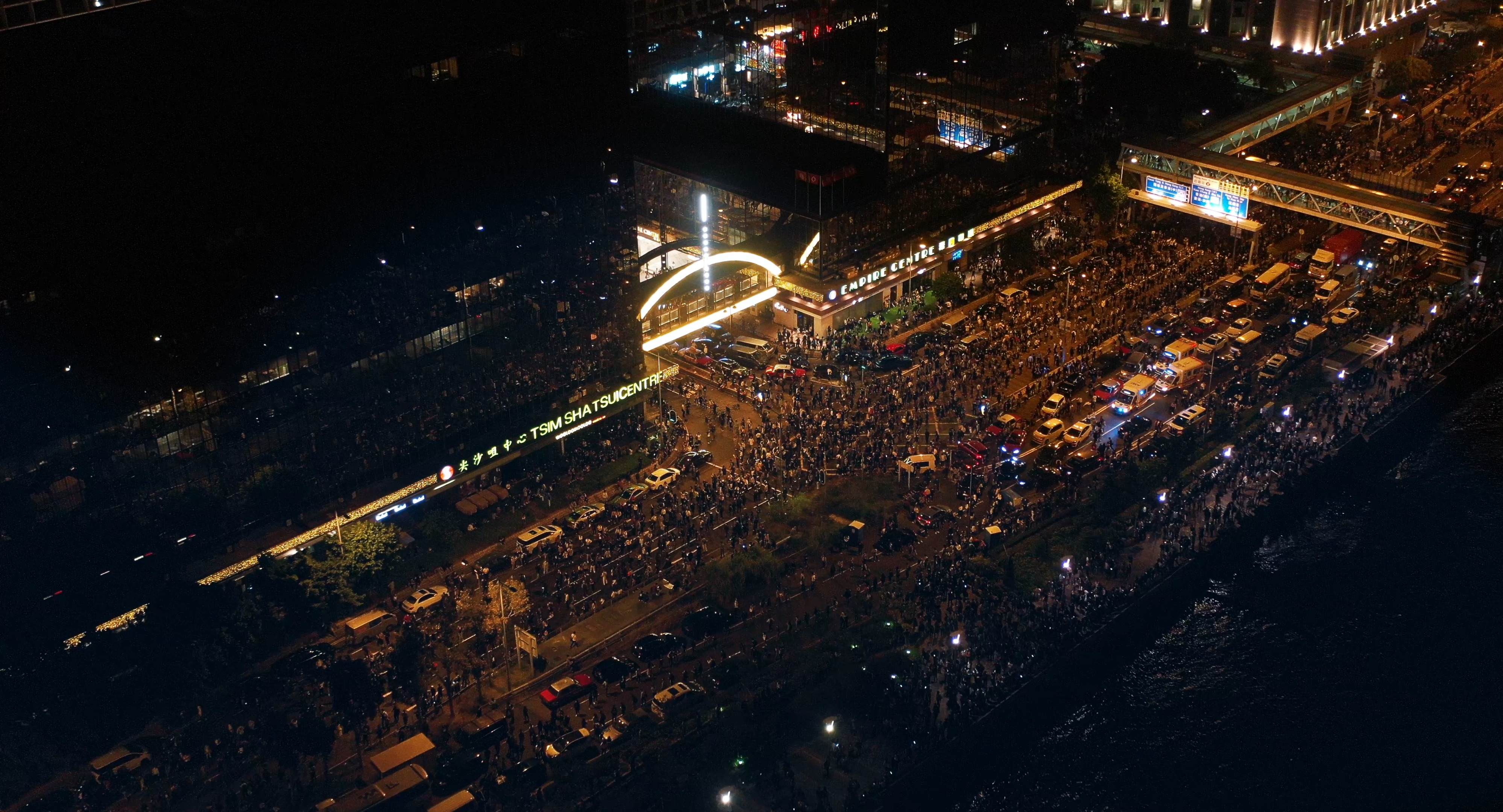 儘管入夜，為香港爭取民主自由的民眾仍擠爆路面，絕不妥協。（時代革命提供）