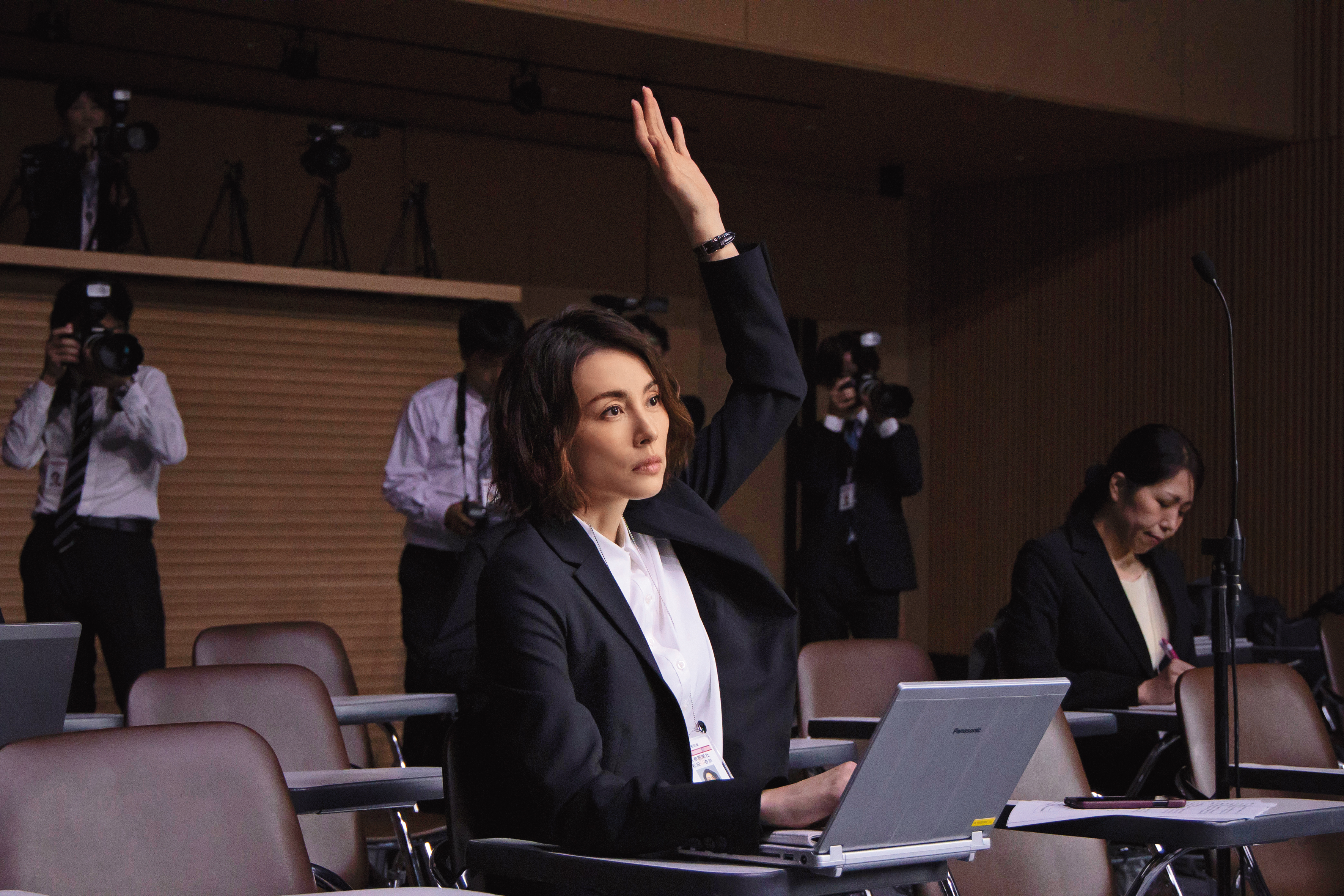 米倉涼子在劇集中飾演社會記者松田杏奈，不畏當權者，積極尋求事件真相。（Netflix提供）