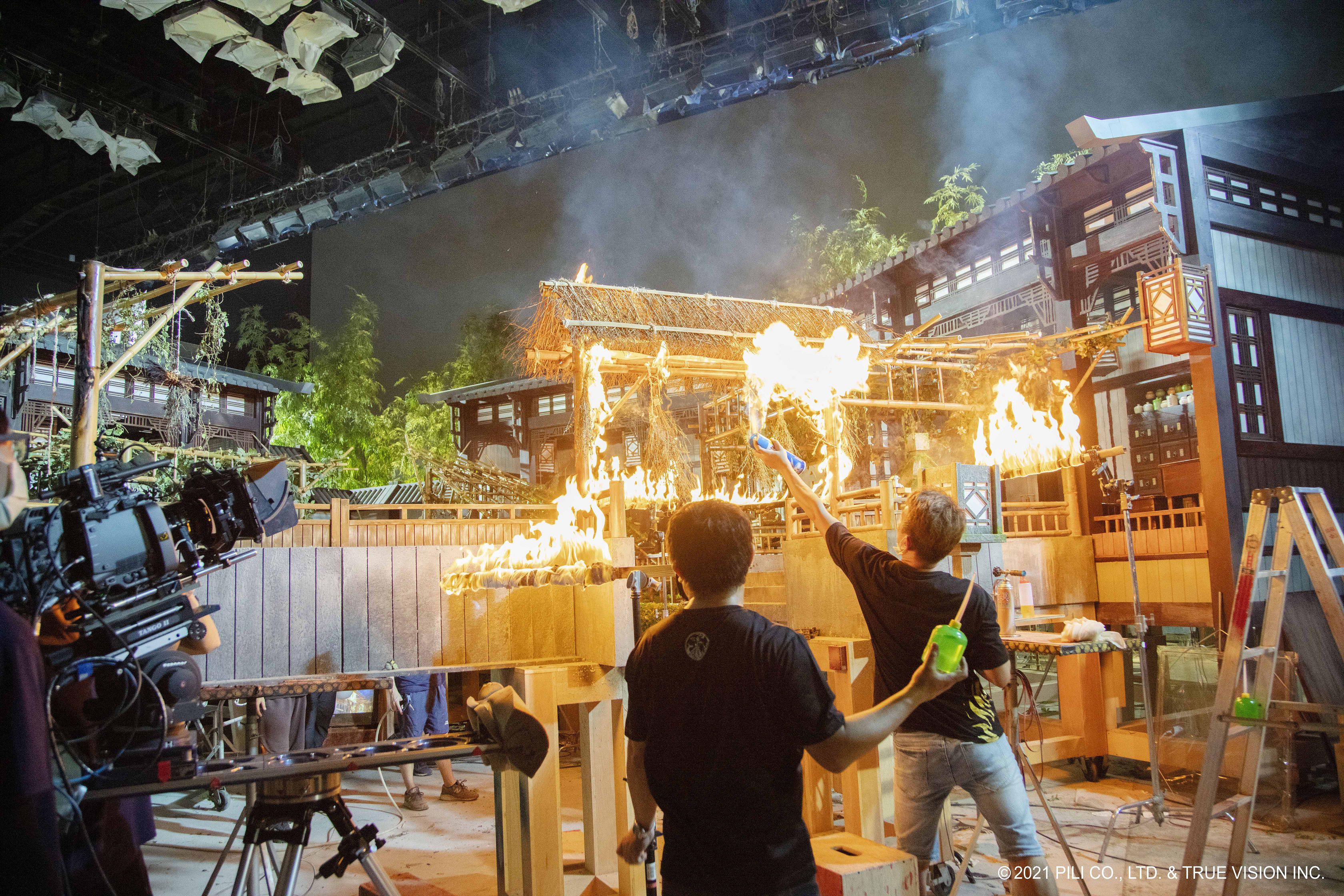 片中一場火燒戲為真實呈現火焰的竄燒流動，放火燒毀百萬元搭設的場景。 （威視提供）