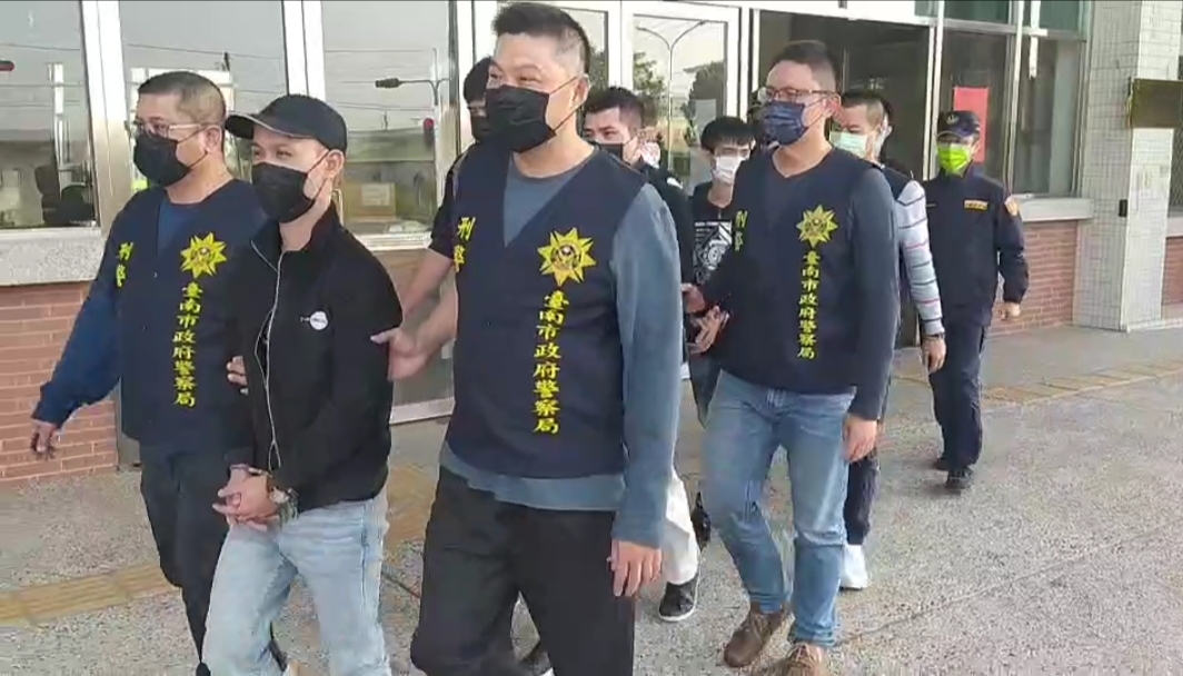 越籍婦人接獲兒子被打「要求還錢」視訊，報警逮4名同鄉。（警方提供）