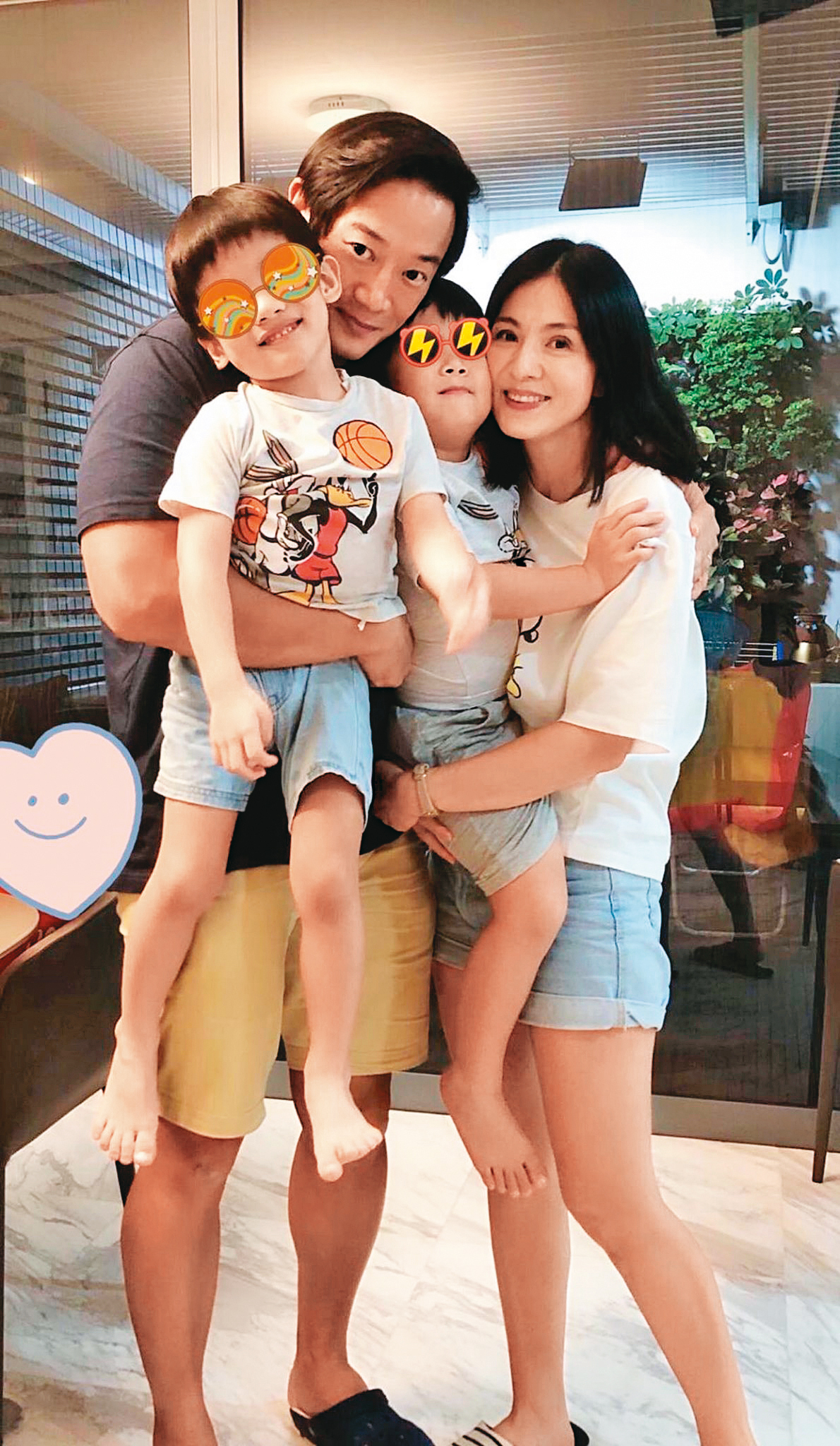 即使照顧2個兒子的生活非常忙碌，楊采妮和老公邱韶智每週都有一頓晚餐的單獨約會，老夫老妻也要甜蜜維繫情感。（翻攝自楊采妮臉書）