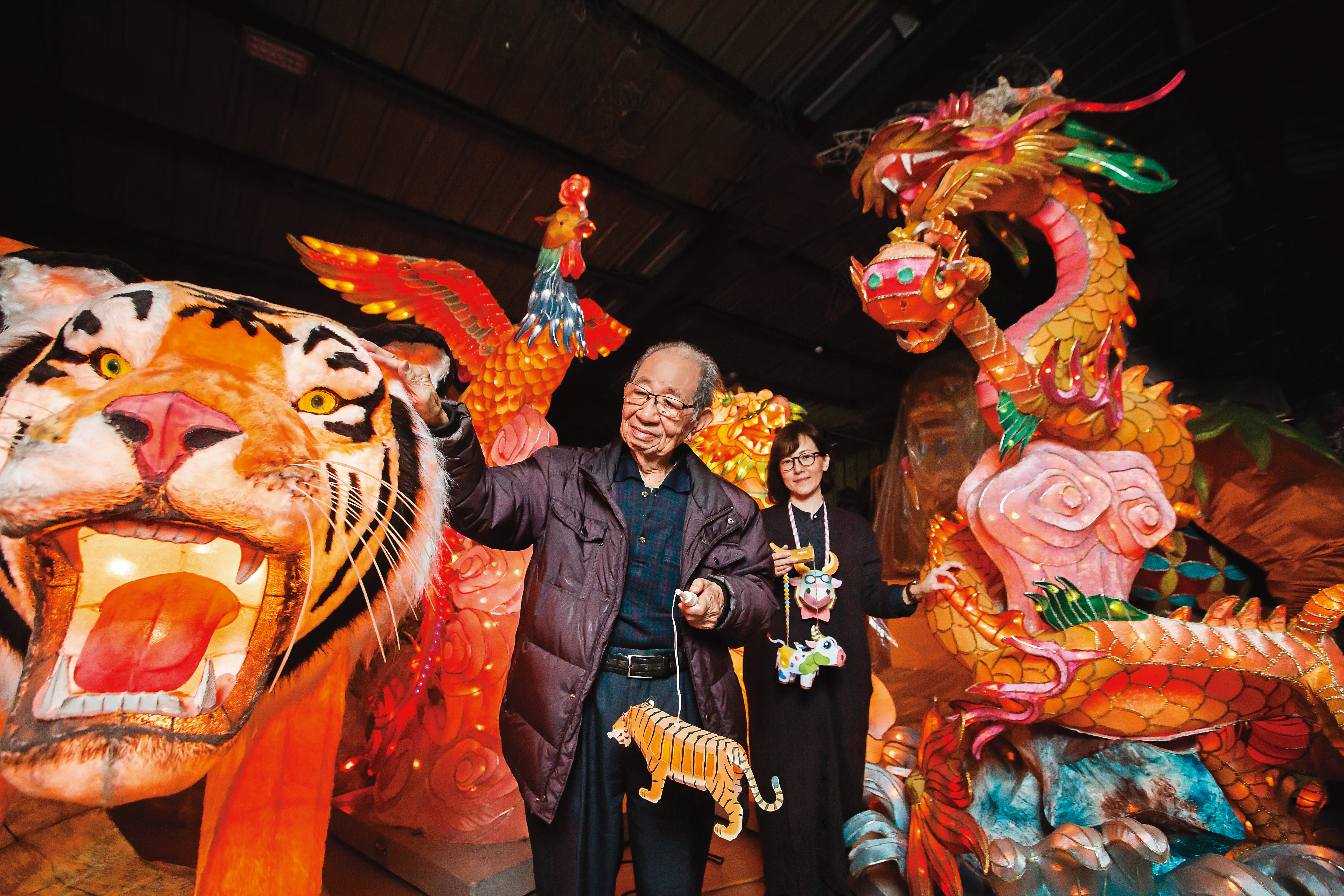 林健兒（左）的大型花燈與女兒林佳葦（右）的小提燈幾乎從未在台灣的元宵燈會缺席，即使超支製作也要力求完美。