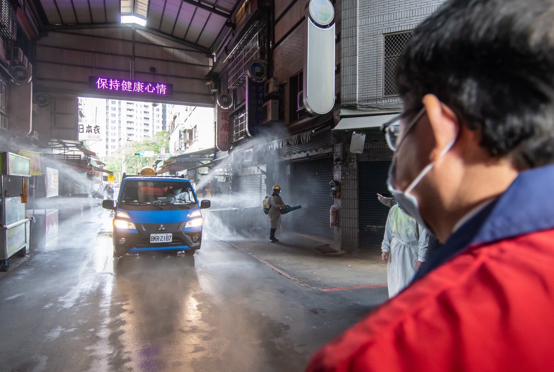 八德大湳市場因有確診者足跡，基於預防性安全起見，包括休市和採檢會持續到明日。（翻攝自鄭文燦臉書）