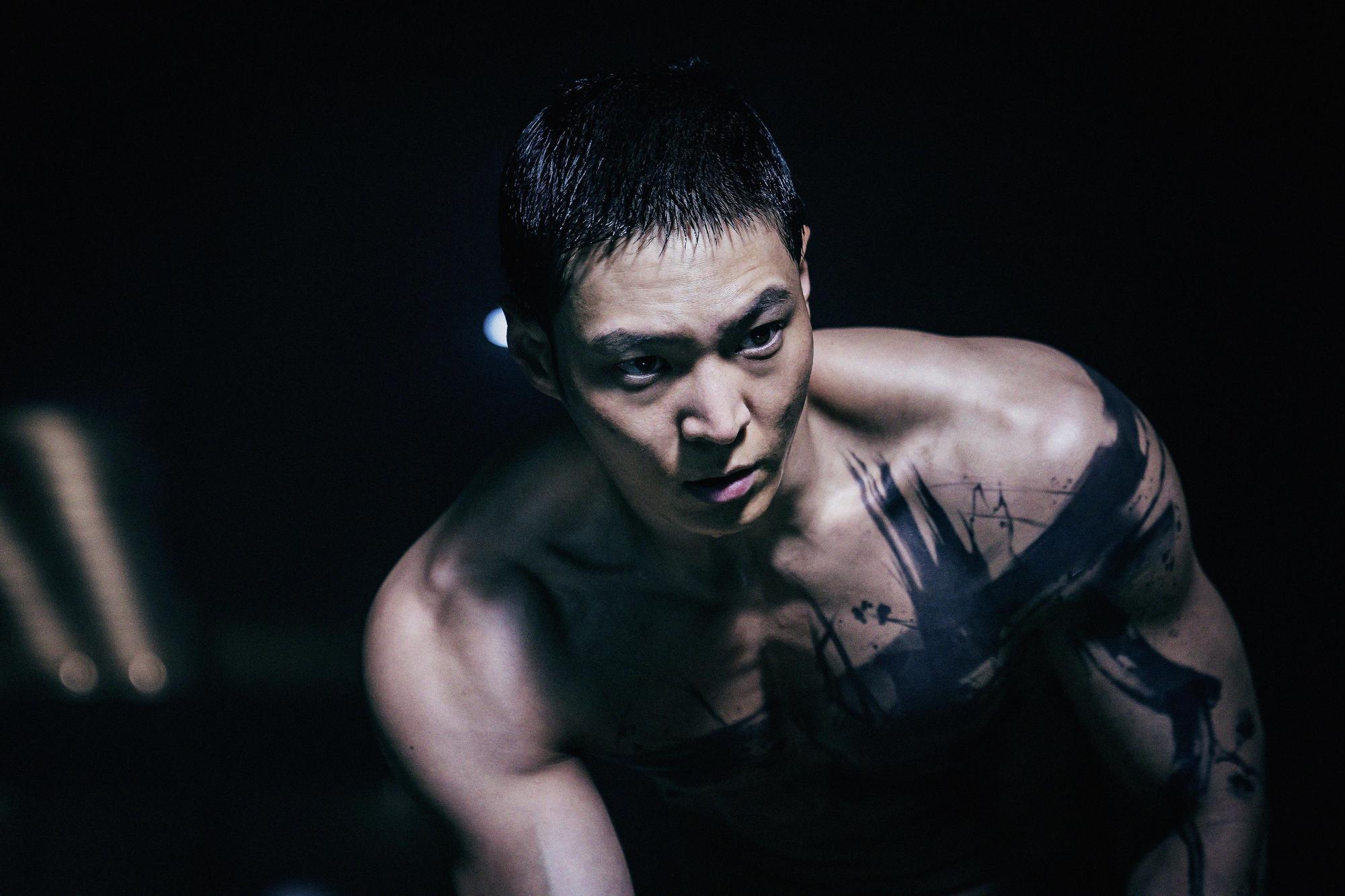 好久不見的周元將在《救命卡特》飾演失去所有記憶、投入可疑作戰的特工「卡特」。(Netflix提供)