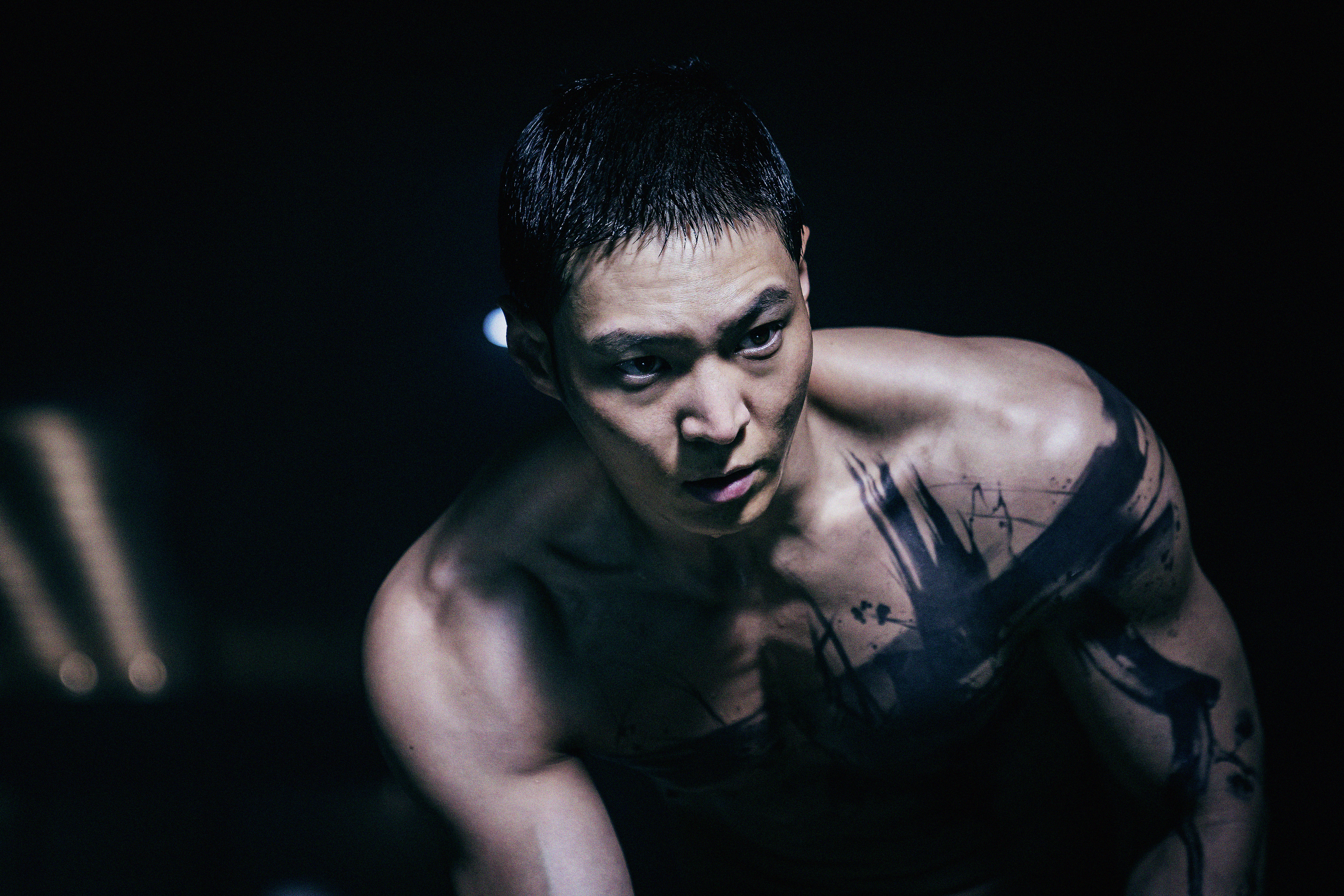 好久不見的周元將在《救命卡特》飾演失去所有記憶、投入可疑作戰的特工「卡特」。(Netflix提供)
