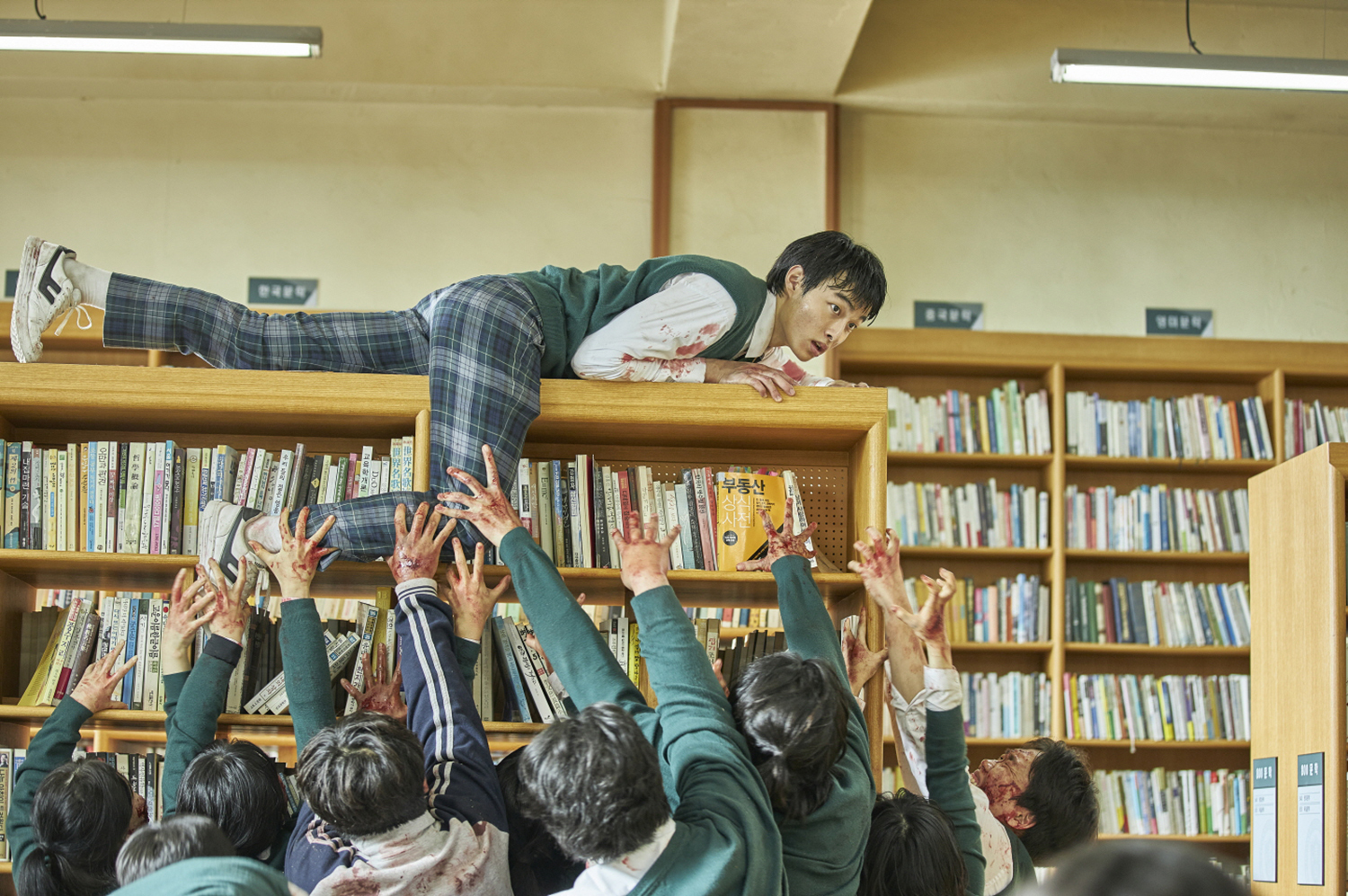 《殭屍校園》預告節奏緊湊,將於1月28日上線。(Netflix提供)