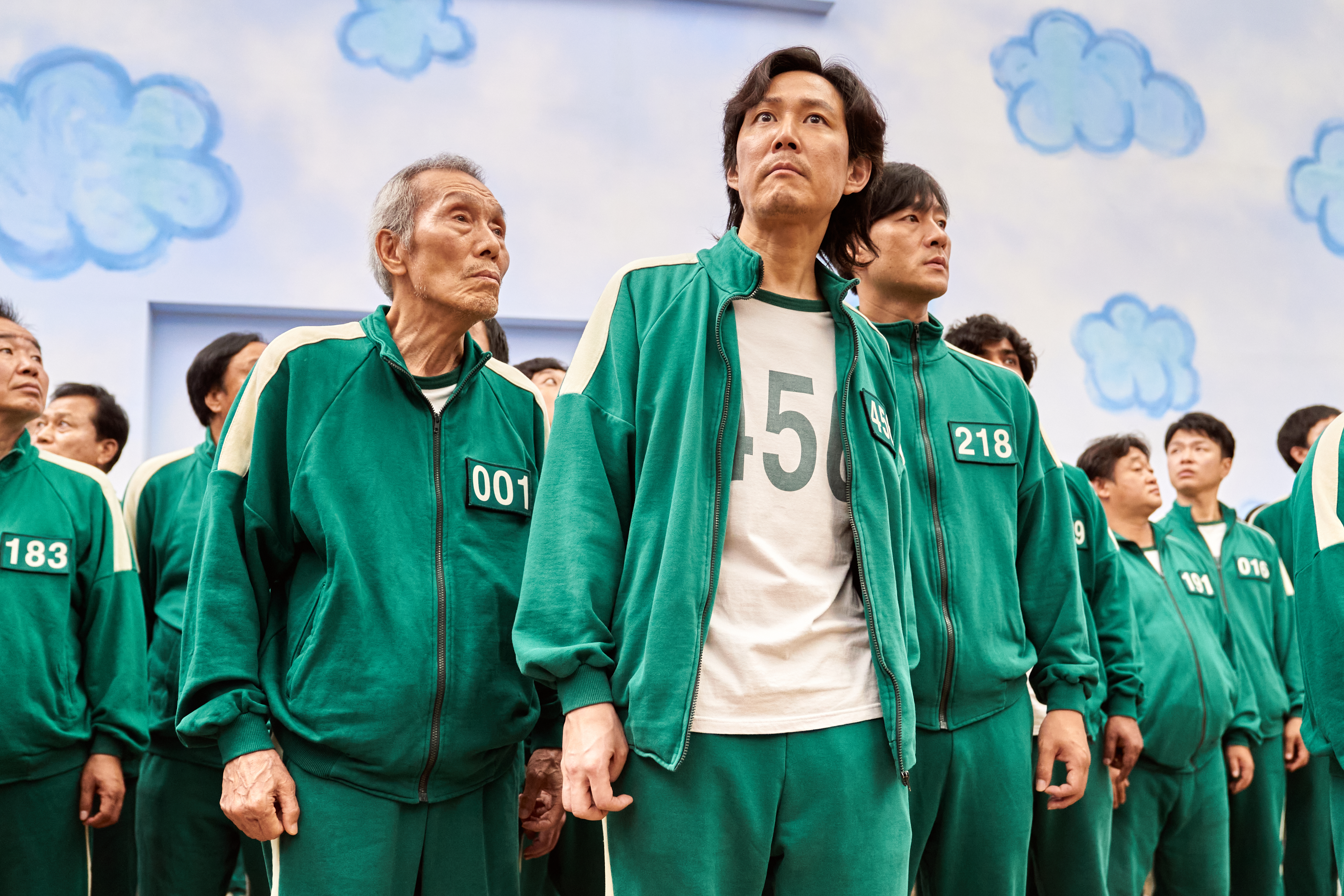 《魷魚遊戲》夯遍全球,吳永秀(左一)還獲得本屆金球獎電視類最佳男配角獎肯定。(Netflix提供)