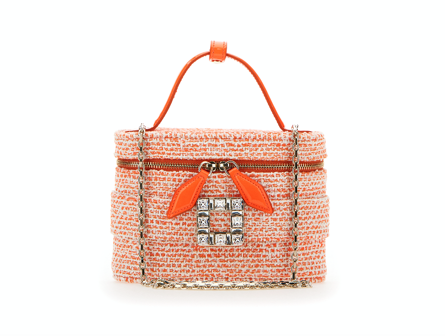 Strass Vanity亮橘色花呢鑽扣化妝包，NT$57,900。（Roger Vivier提供）